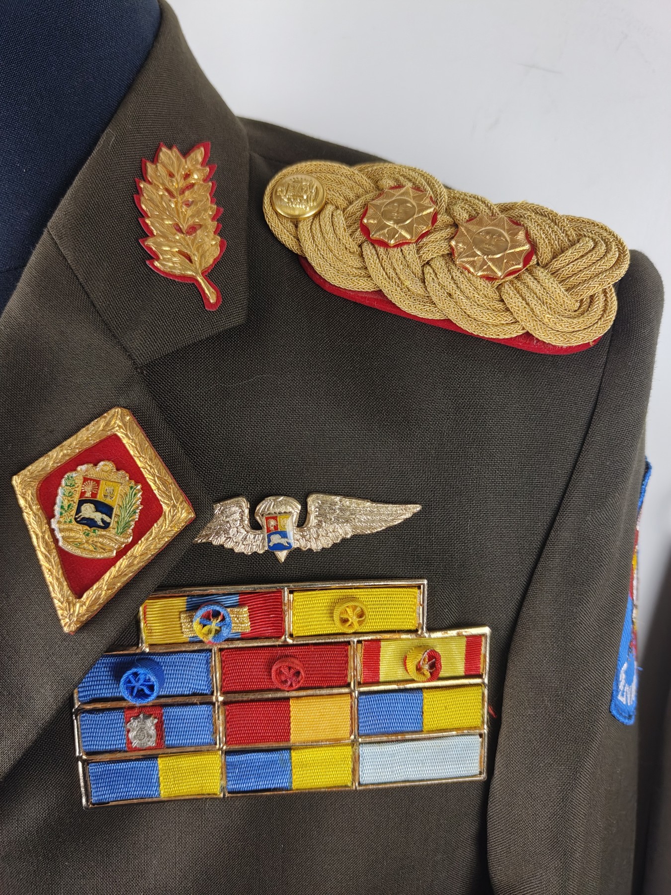 全场0元起拍 第123期 咸鱼国勋章拍卖专场 1月7日（周日）下午6：00开始 委内瑞拉将官常礼服稀少全套 图中星芒章与大檐帽为参考不算在内 胸围98 肩宽44 衣长76 袖长59 腰围84 裤长99