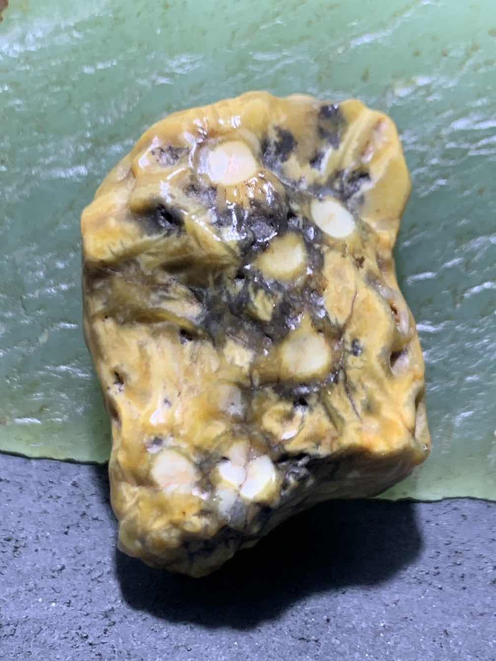 精美戈壁高玉化绿皮鱼籽纹筋脉石原石一颗