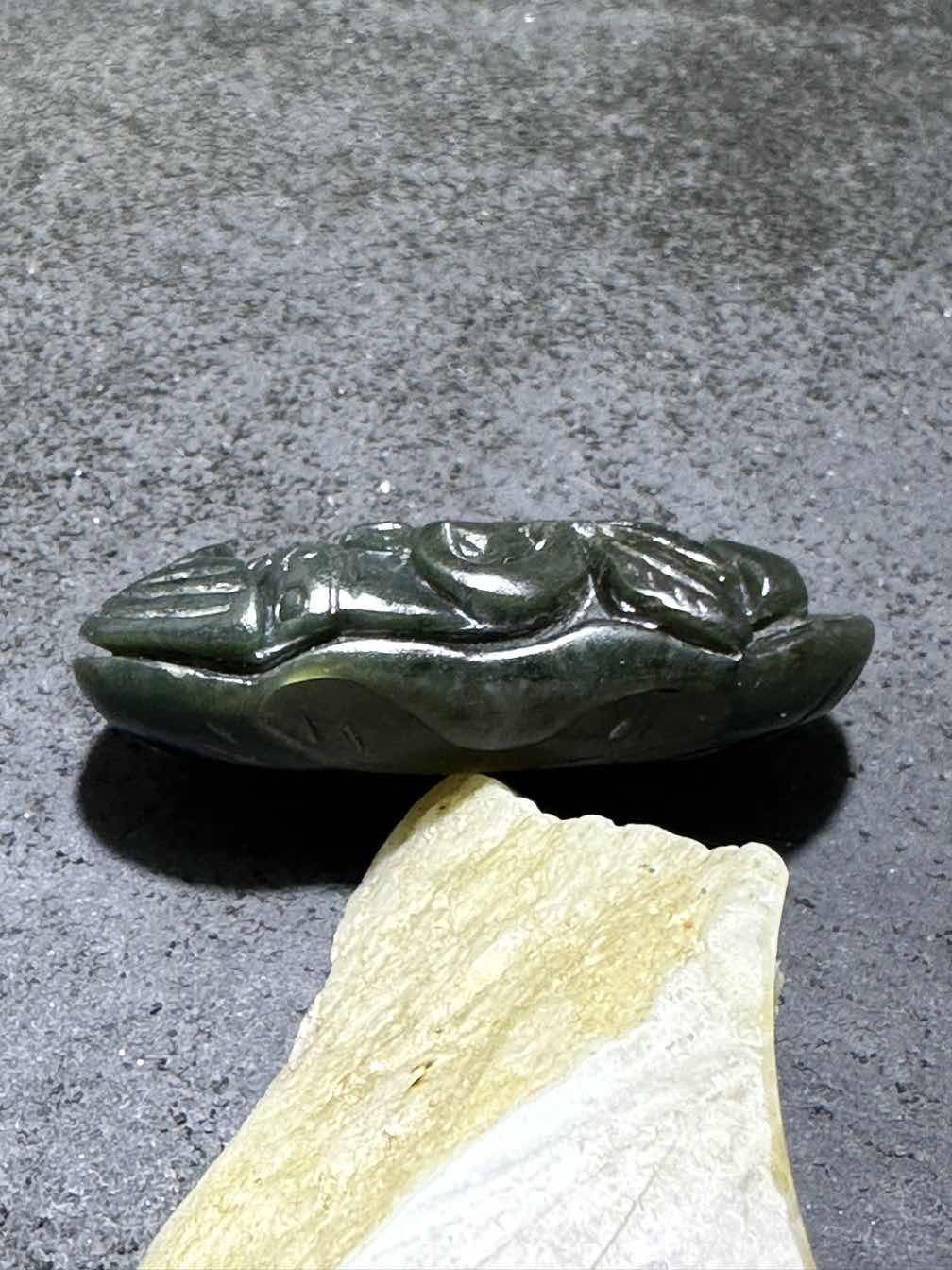 天然新疆和田青玉雕颗莲叶鲤鱼吊坠一个，