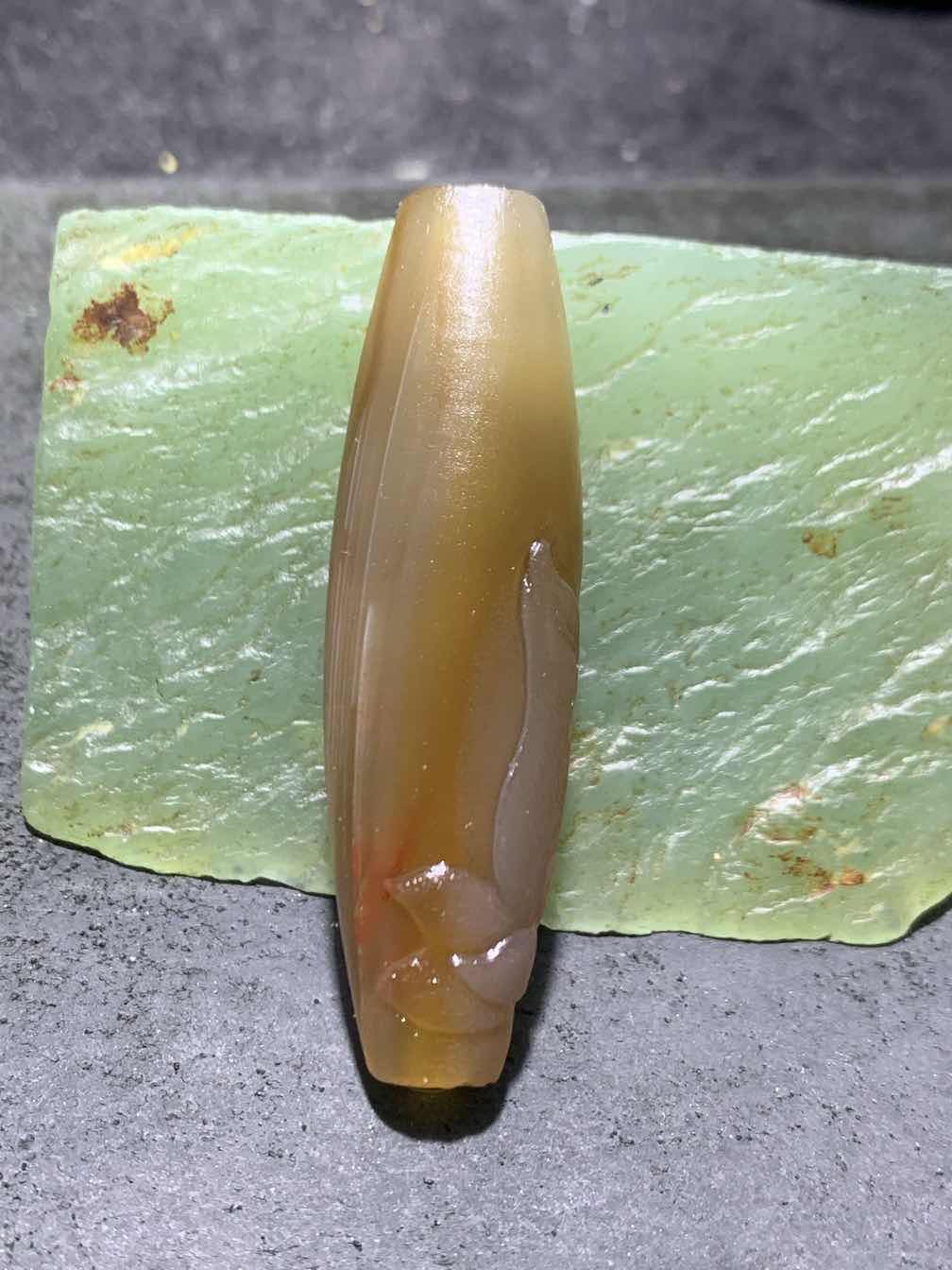 精美亚光高玉化千层纹巴西玛瑙手工俏色巧雕灵狐大桶珠一个