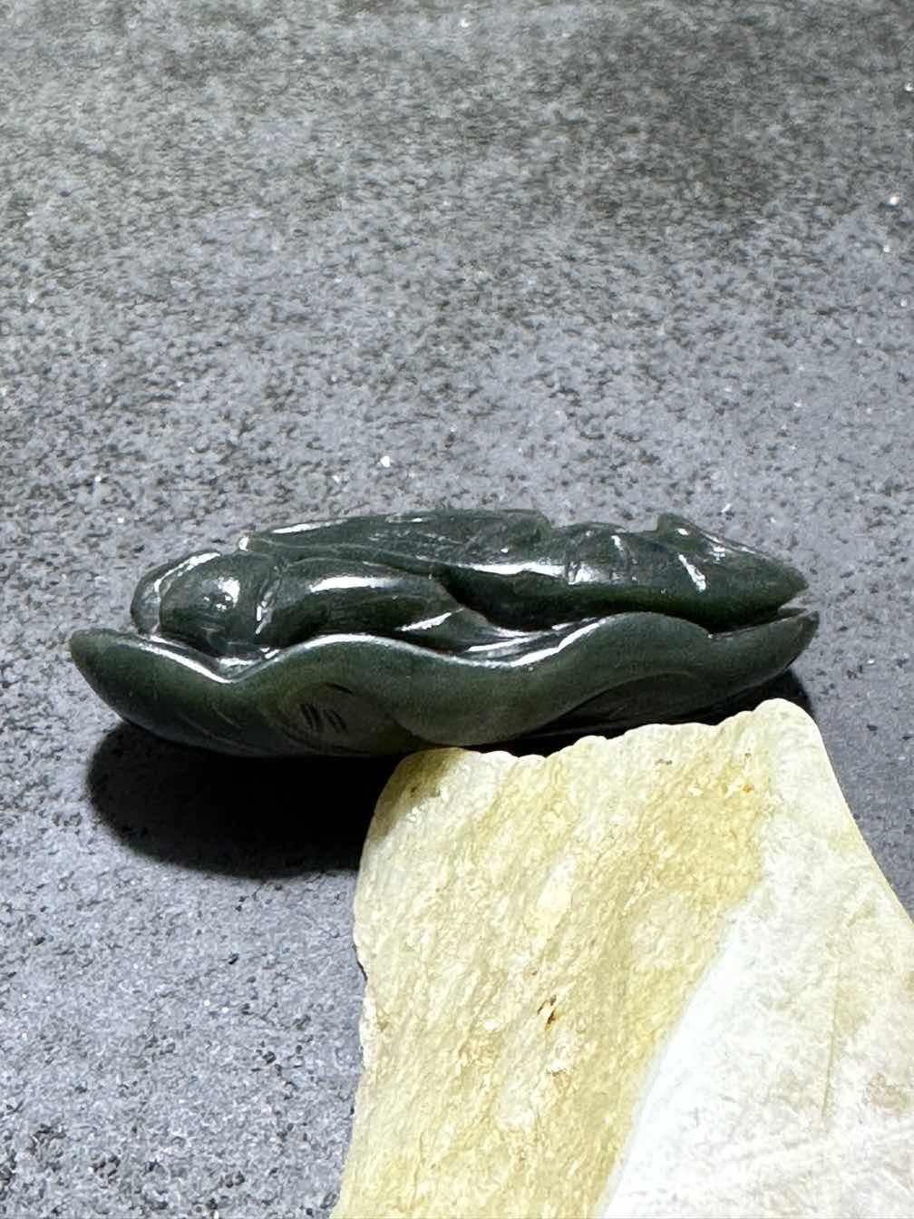 天然新疆和田青玉雕颗莲叶鲤鱼吊坠一个，