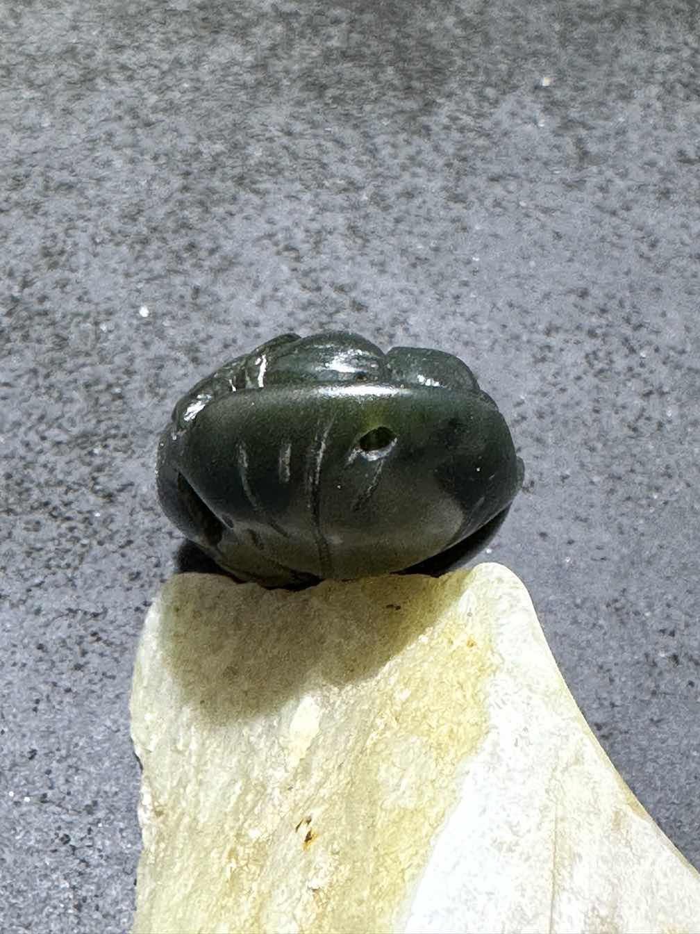 天然新疆和田青玉雕颗莲叶鲤鱼吊坠一个，
