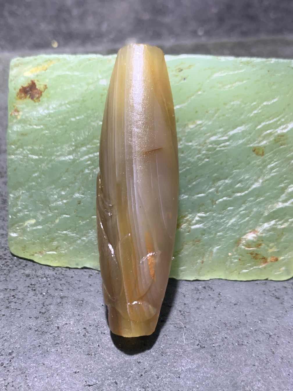 精美亚光高玉化千层纹巴西玛瑙手工俏色巧雕灵狐大桶珠一个
