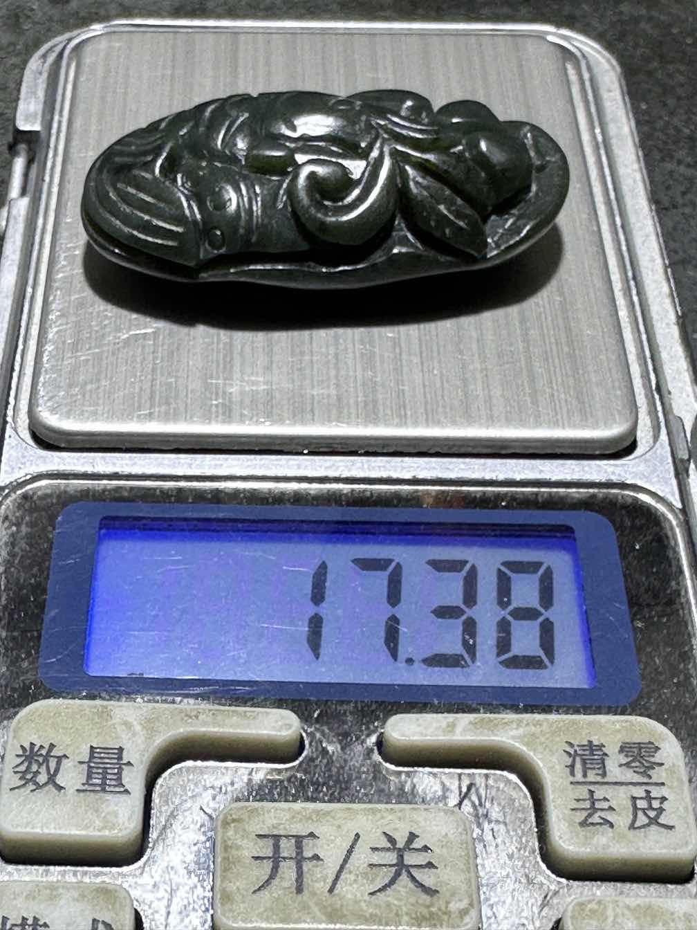 天然新疆和田青玉雕颗莲叶鲤鱼吊坠一个，