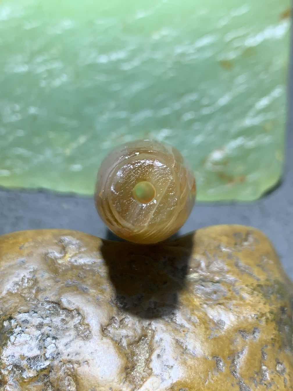 精美亚光高玉化千层纹巴西玛瑙手工俏色巧雕灵狐大桶珠一个