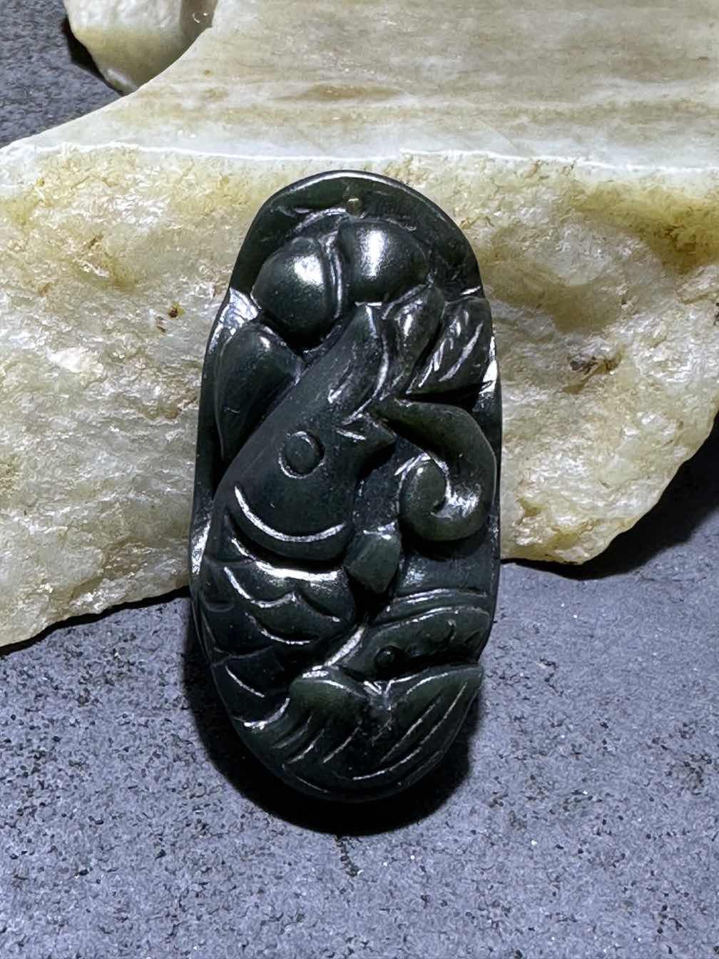 天然新疆和田青玉雕颗莲叶鲤鱼吊坠一个，