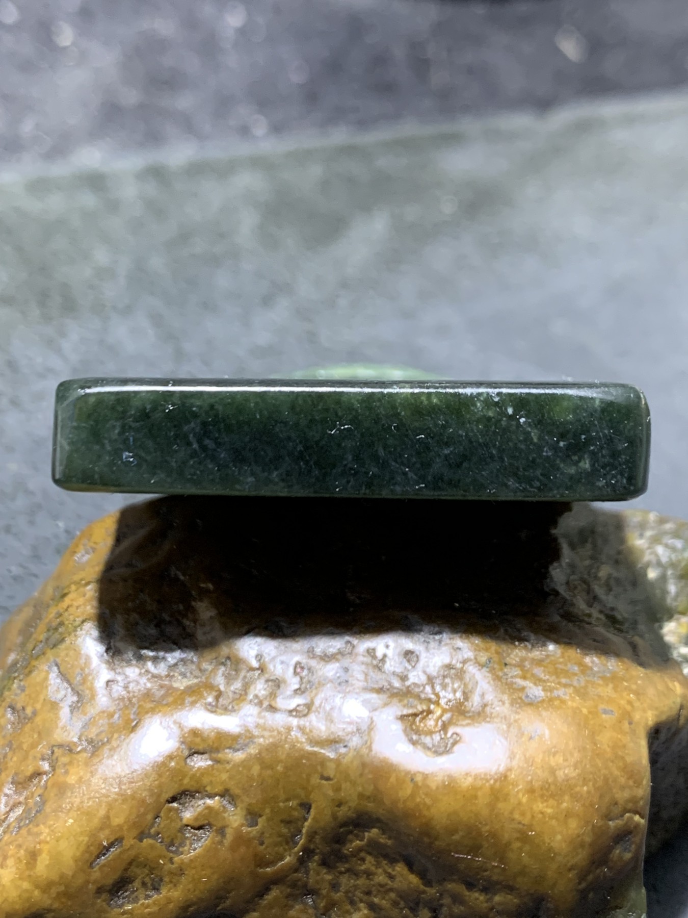 精美天然新疆和田青玉雕刻瑞兽送福牌子一块，