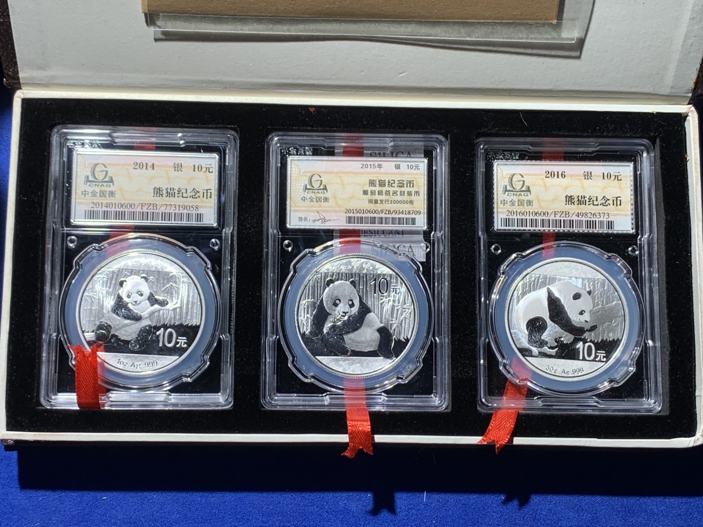 《竞宝斋》第232场-周日，周一 2场 (全场包邮) 2014-2016 中金国衡封装 带雕刻师签名币 熊猫10元 3枚一组