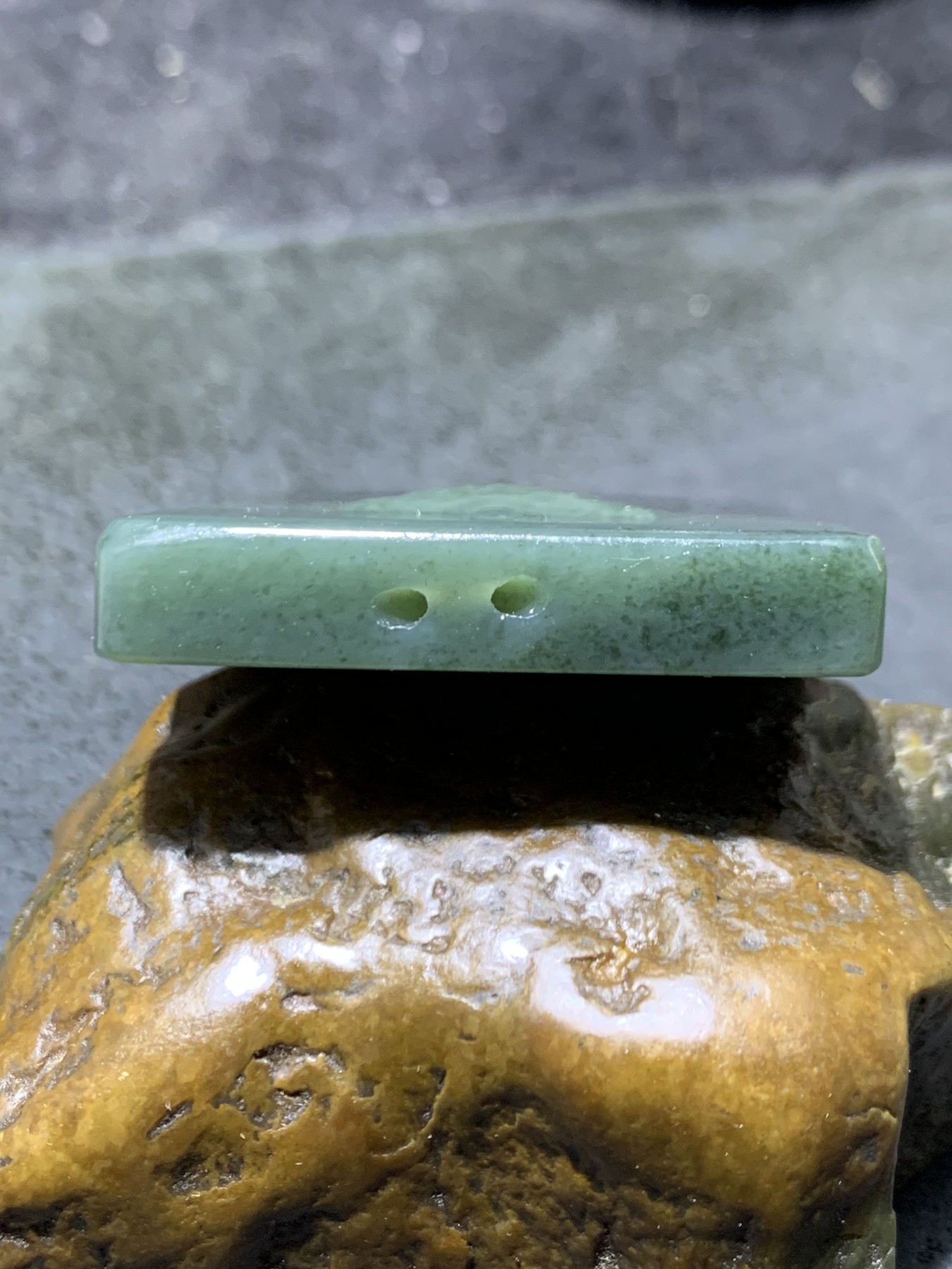 精美天然新疆和田青玉雕刻瑞兽送福牌子一块，