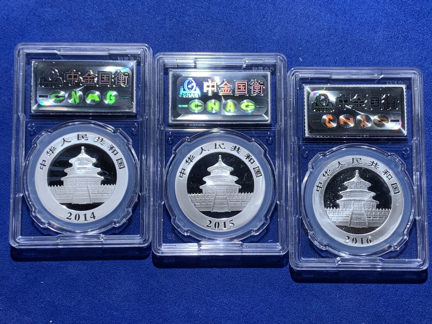 《竞宝斋》第232场-周日，周一 2场 (全场包邮) 2014-2016 中金国衡封装 带雕刻师签名币 熊猫10元 3枚一组