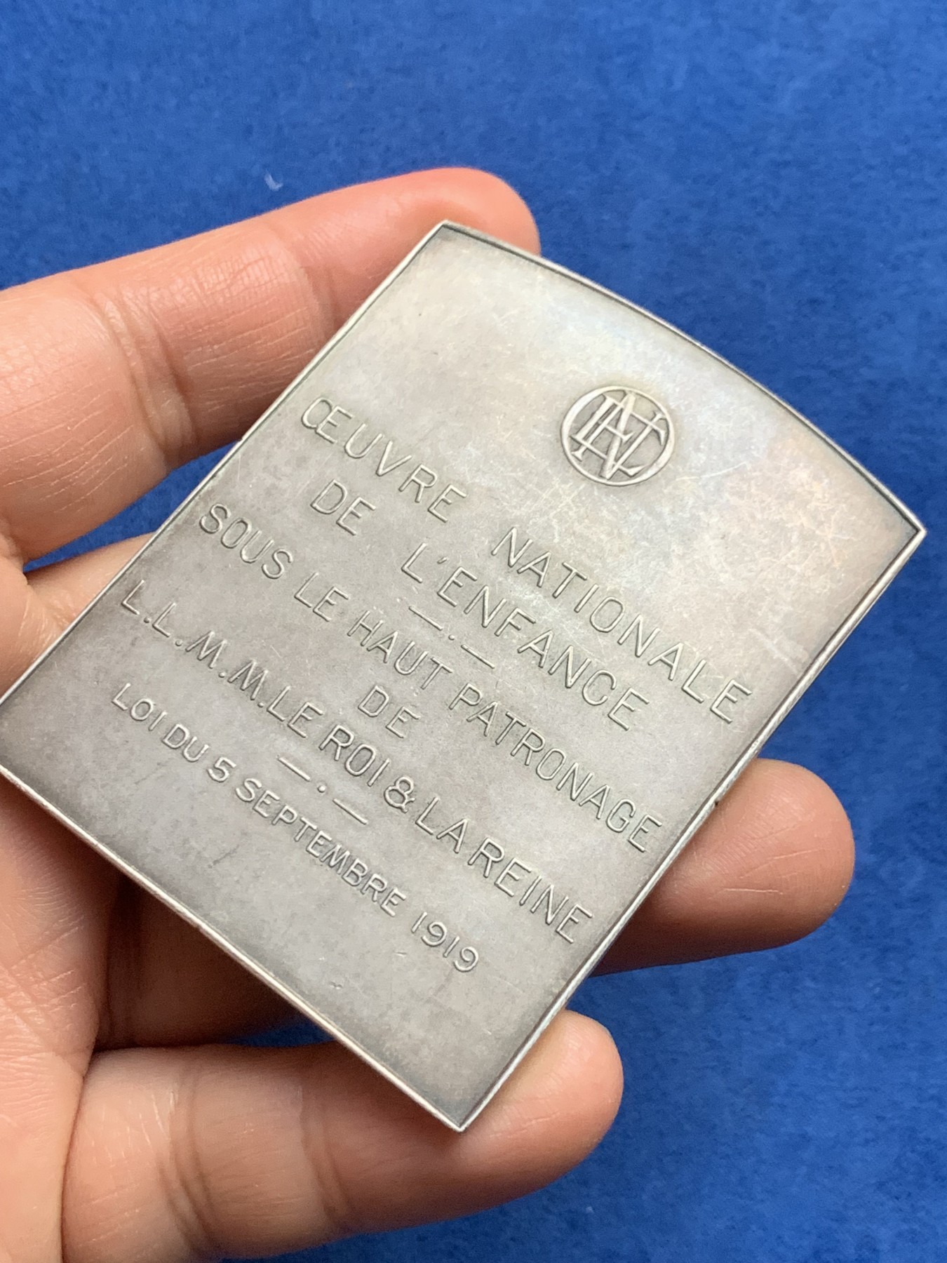 《竞宝斋》第232场-周日，周一 2场 (全场包邮) 比利时1919年一战铜章，救助战争孤儿，方型镀银，67.8×52.8mm，96g