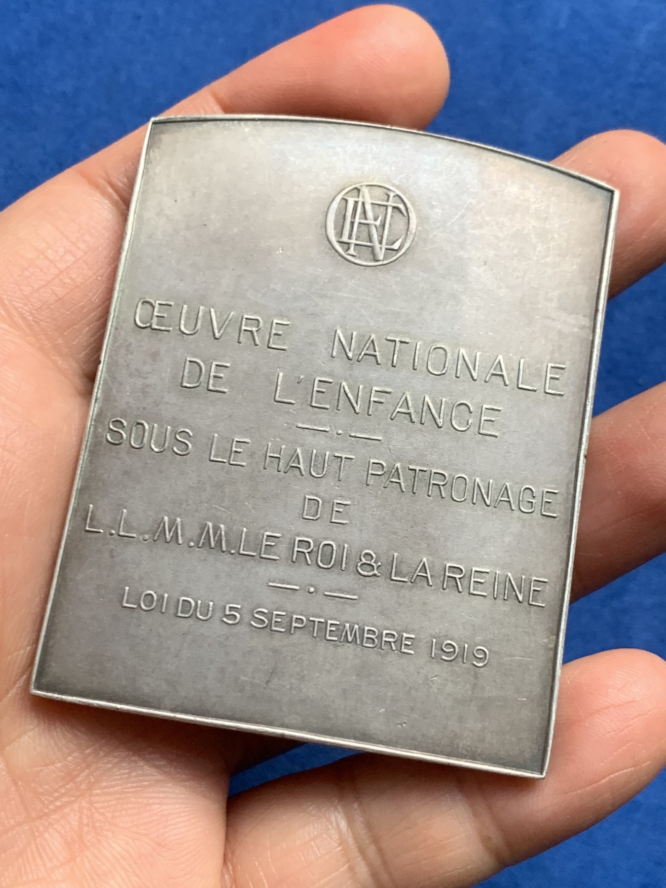《竞宝斋》第232场-周日，周一 2场 (全场包邮) 比利时1919年一战铜章，救助战争孤儿，方型镀银，67.8×52.8mm，96g