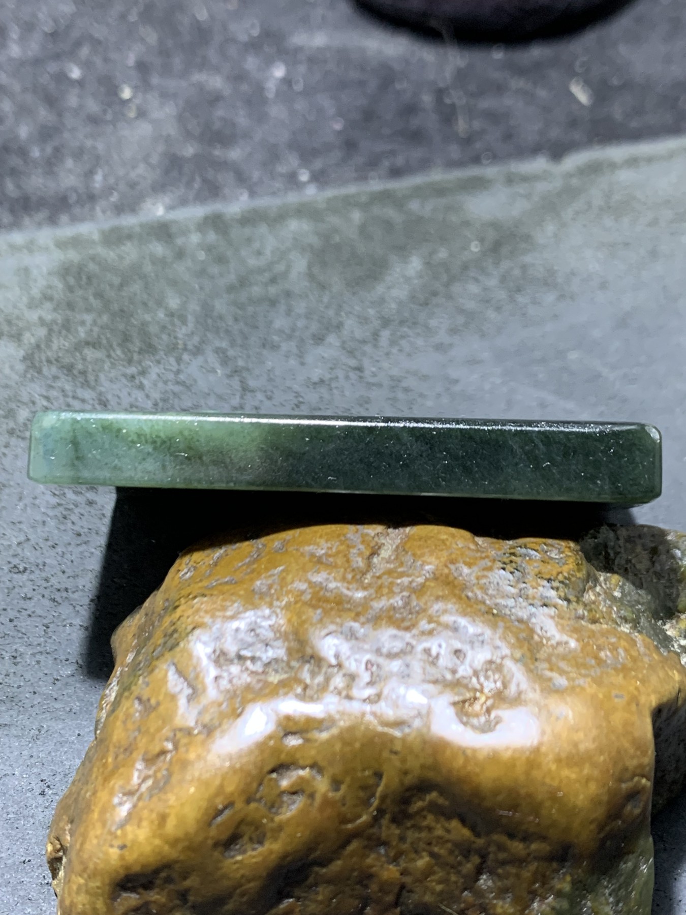 精美天然新疆和田青玉雕刻瑞兽送福牌子一块，