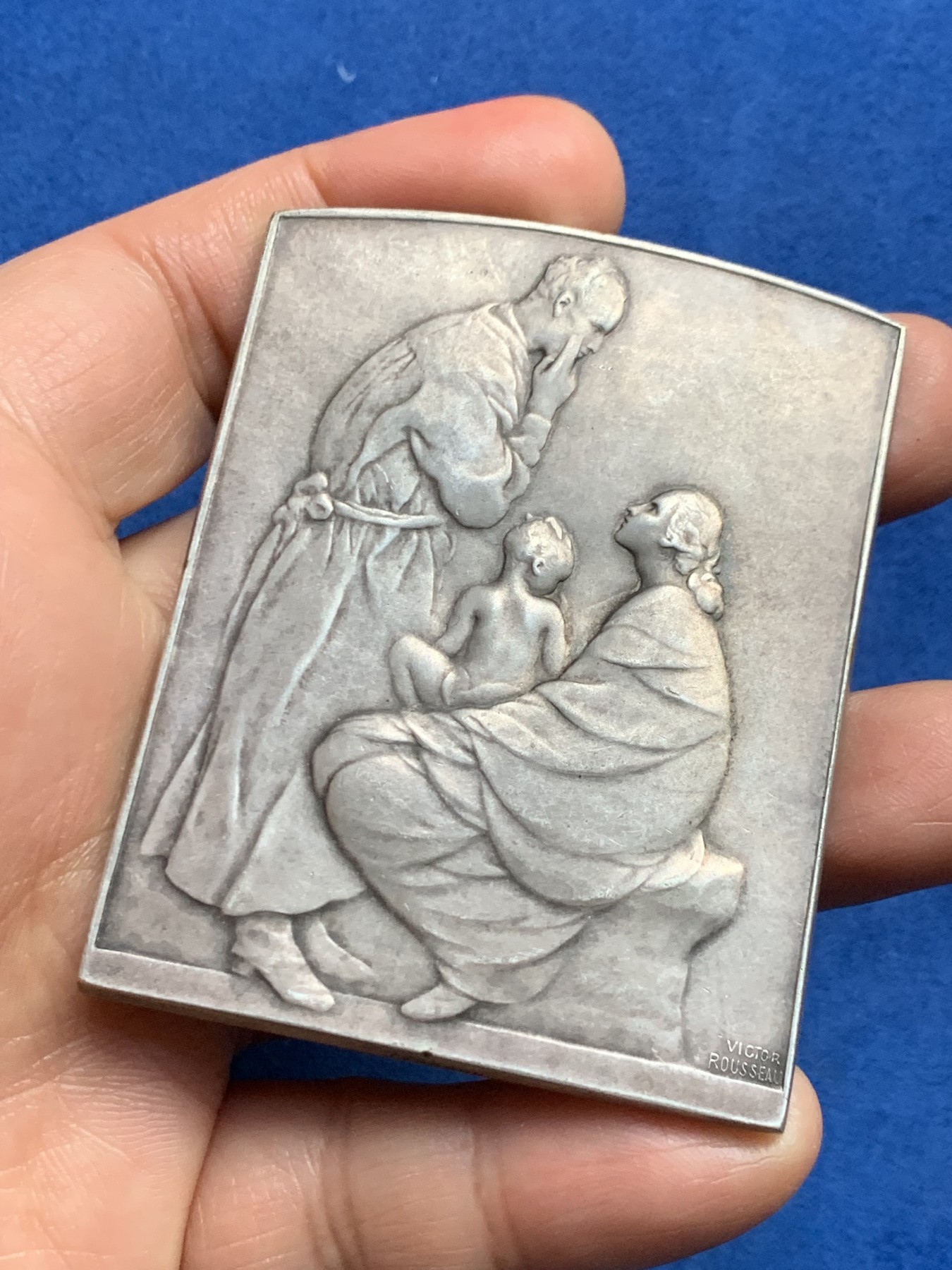 《竞宝斋》第232场-周日，周一 2场 (全场包邮) 比利时1919年一战铜章，救助战争孤儿，方型镀银，67.8×52.8mm，96g