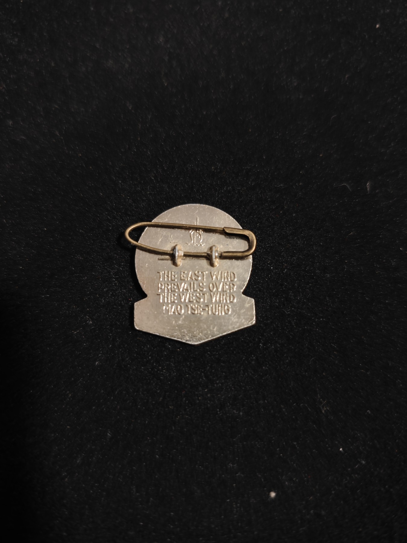 红色收藏🇨🇳毛主席像章红宝书0起专场🔥保真包老放心拍！ “东风压倒西风”毛主席提词带签名！中英双语版！