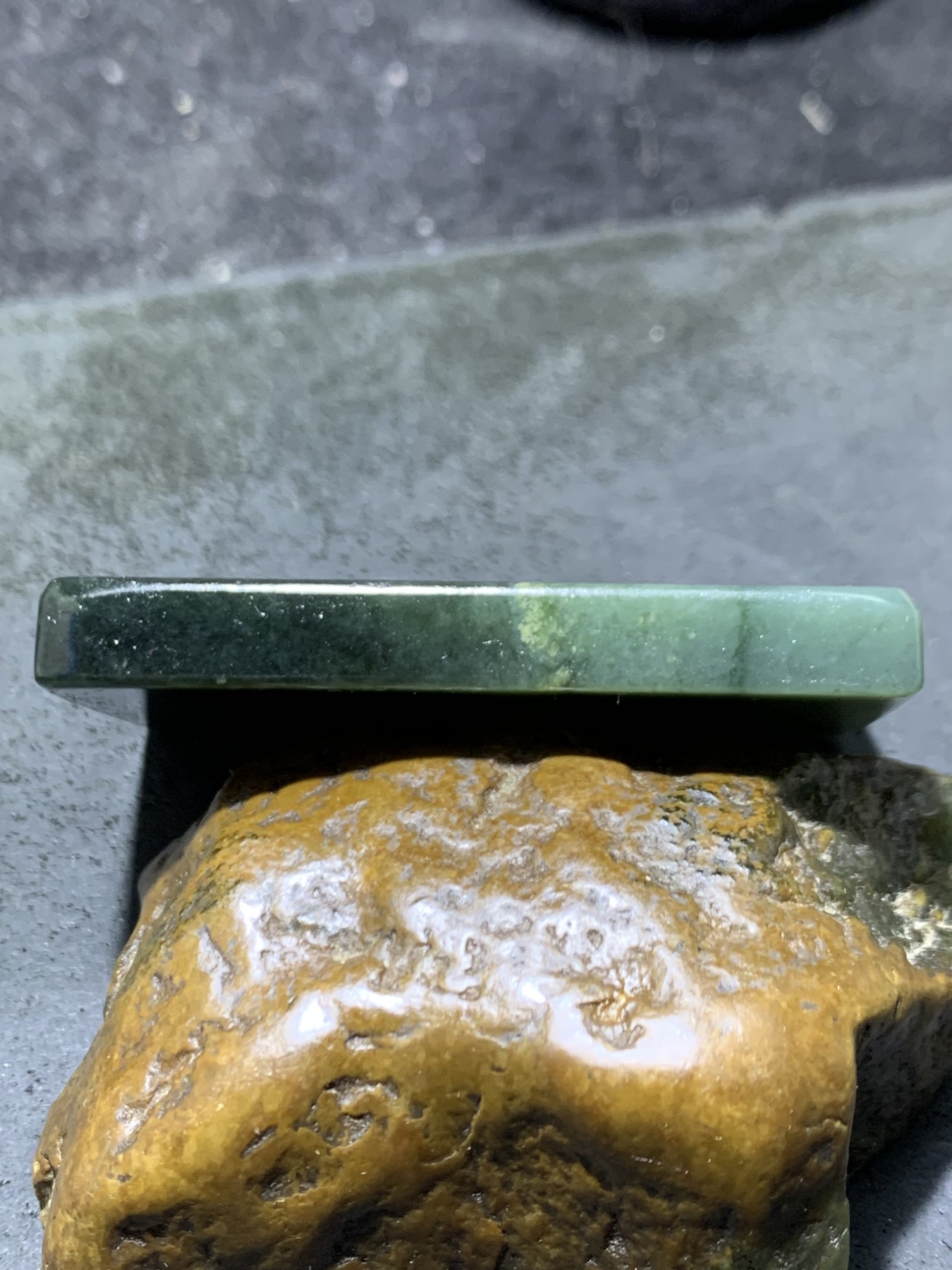 精美天然新疆和田青玉雕刻瑞兽送福牌子一块，