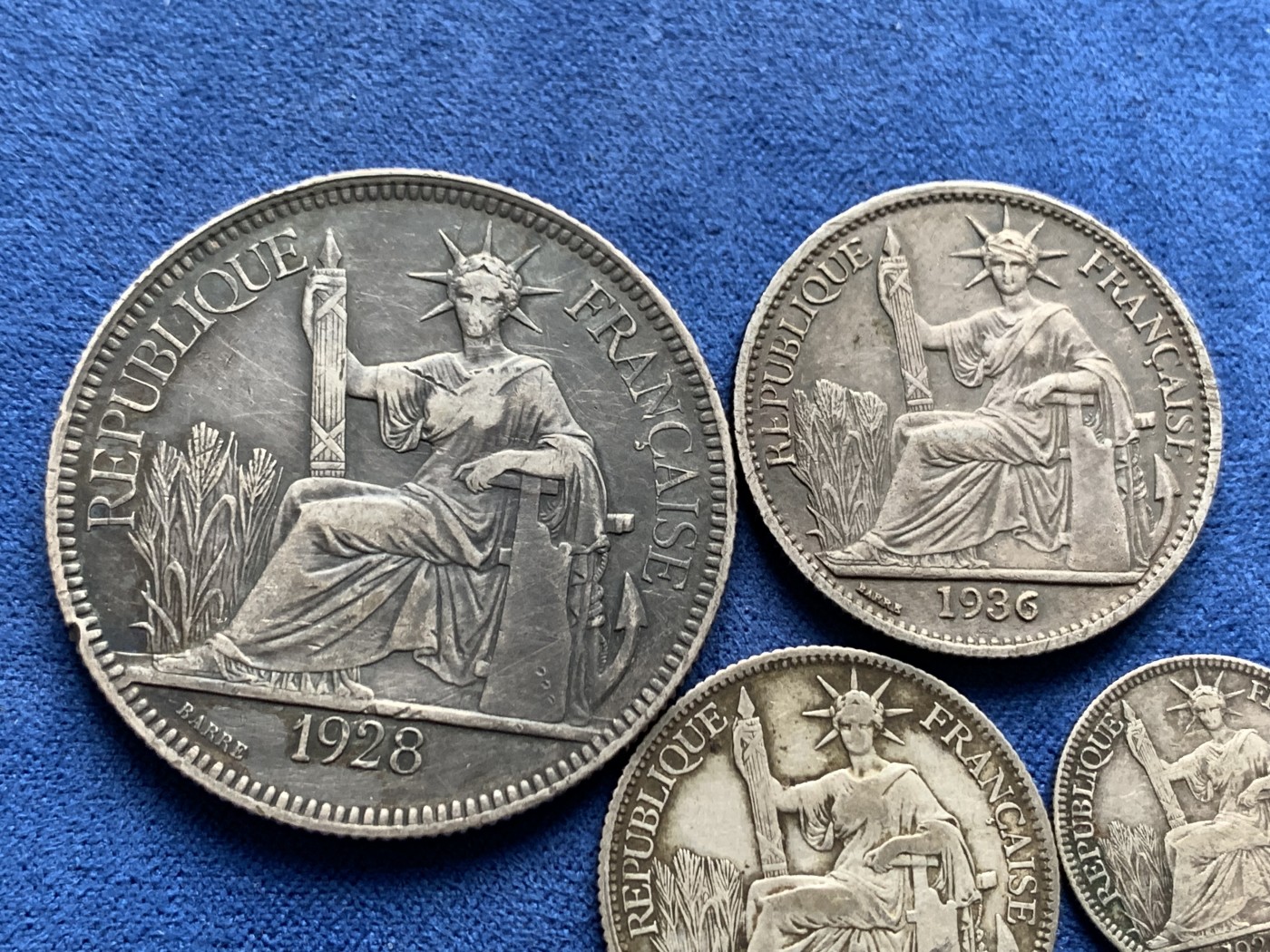 《竞宝斋》第232场-周日，周一 2场 (全场包邮) 4枚一套 法属印支1928年坐洋银币1皮亚斯特+20分+10分(1928年为五珍之一)+1936年50分