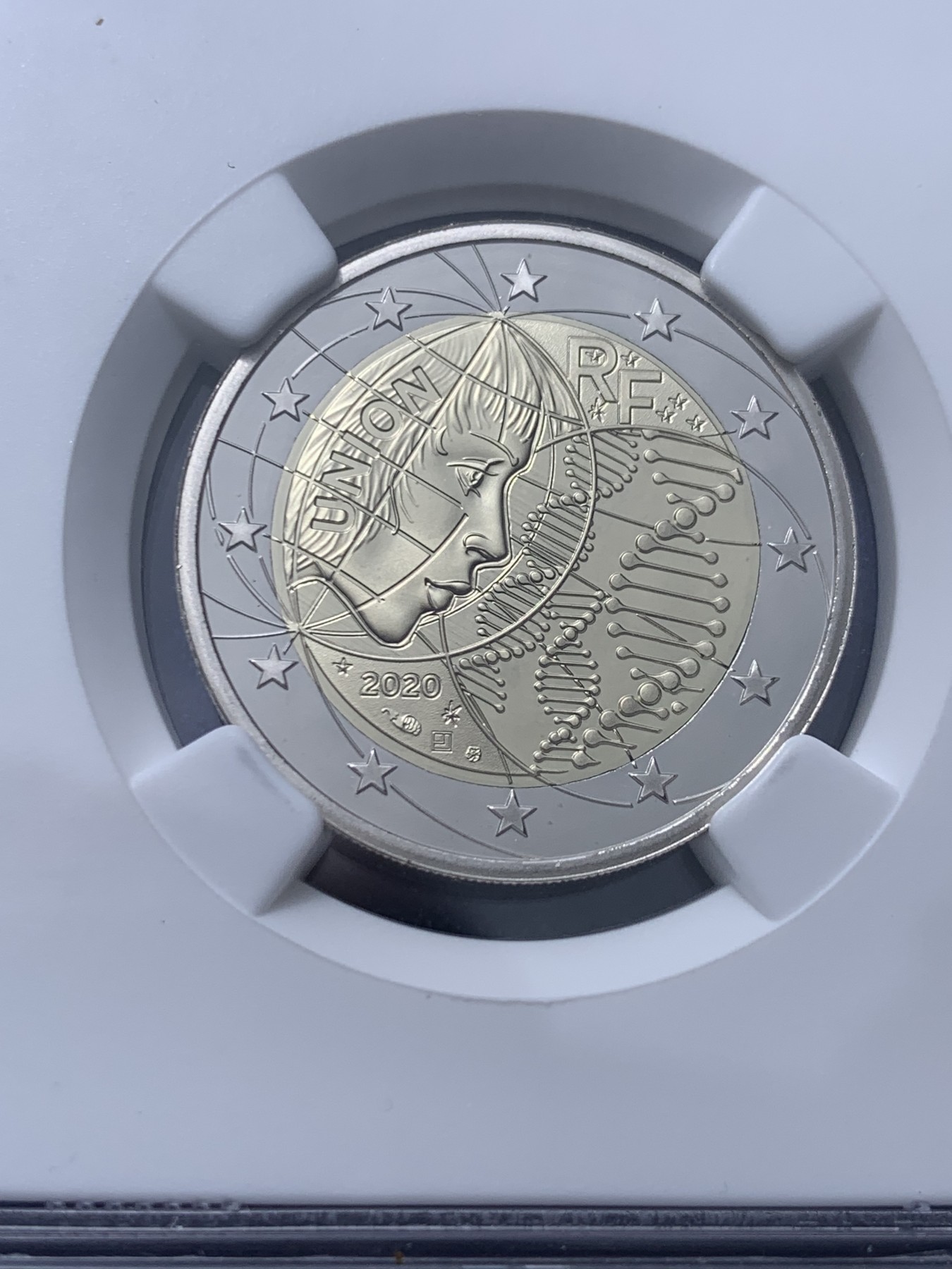 《竞宝斋》第232场-周日，周一 2场 (全场包邮) NGC-PF69UC 法国2020年医学研究2欧精制纪念币 首期蓝标 盒证齐全