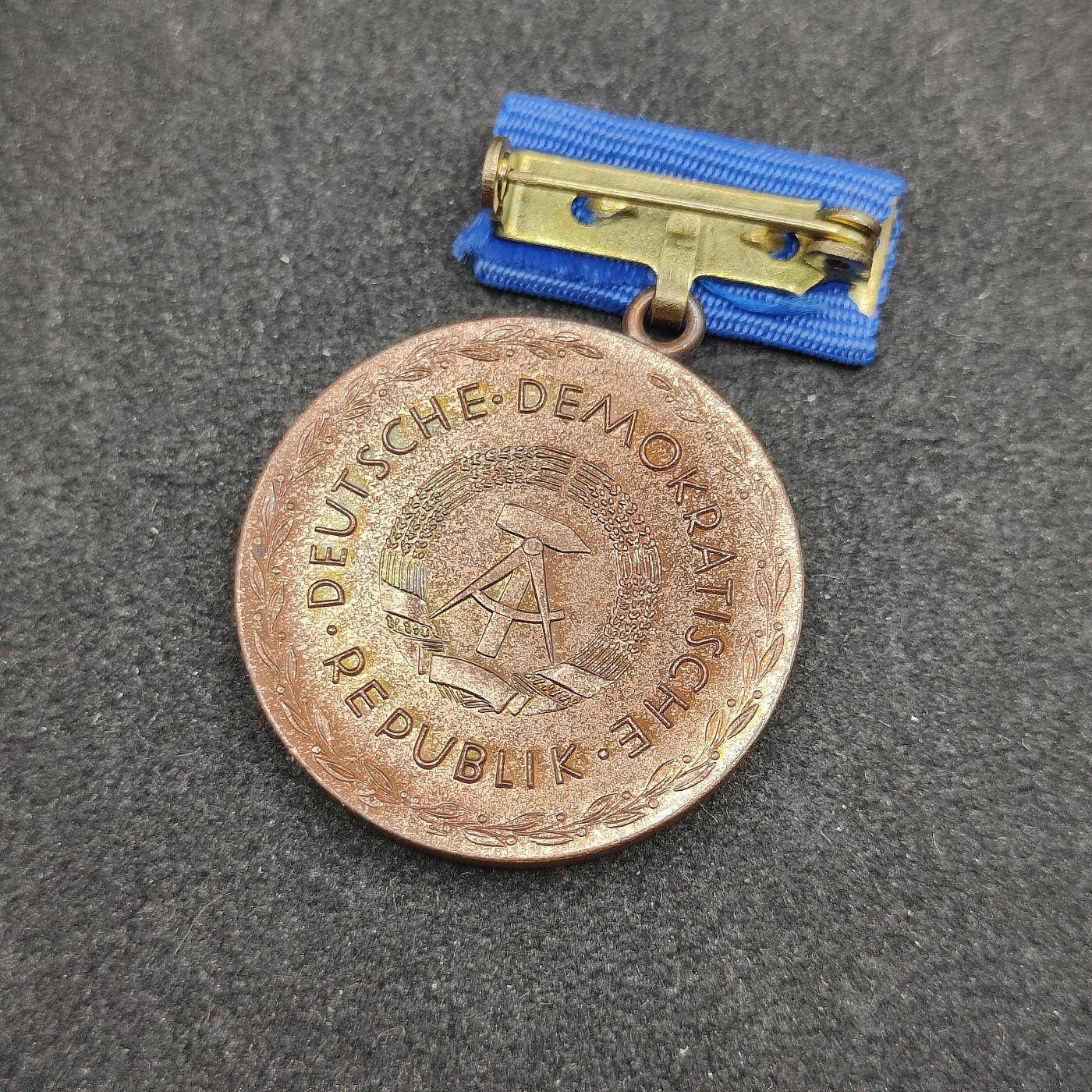 全场0元起拍 第124期 咸鱼国勋章拍卖专场 1月10日（周三）下午6：00开始 东德裴斯洛泰齐忠诚服务奖章