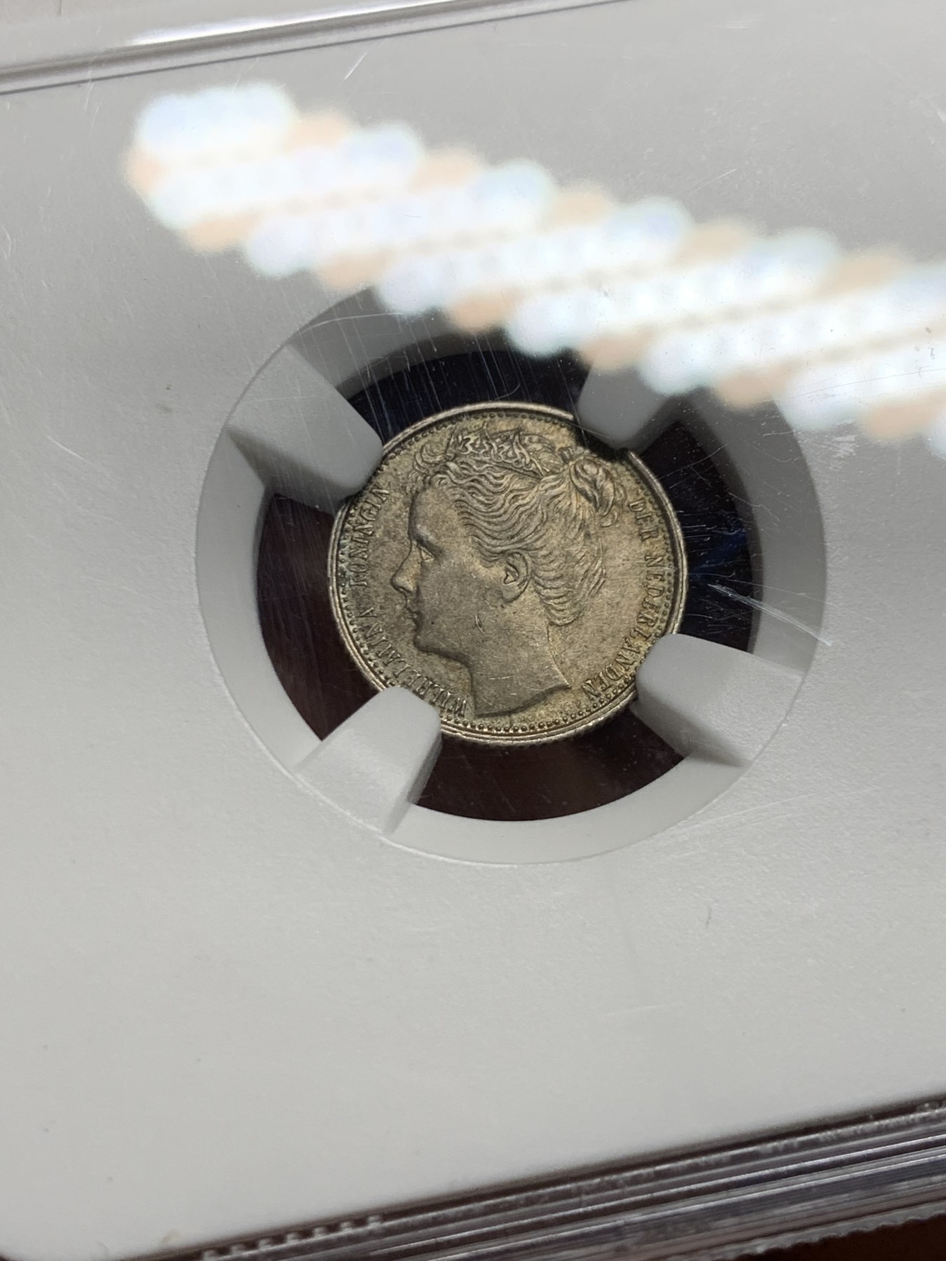 《竞宝斋》第232场-周日，周一 2场 (全场包邮) NGC-MS63 1903年荷兰威廉明娜女王皇冠少女10分银币，稀少乱发版。带皇冠的萝莉头像，高分比长发版更少见。63分参考价125美元