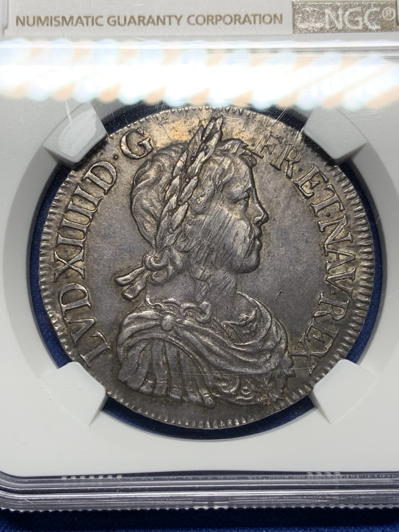 《竞宝斋》第232场-周日，周一 2场 (全场包邮) NGC-AU53 1648K法国路易十四埃居大银，青年太阳王头像大银，年轻的欧陆霸主。欧洲熟美黑彩，味道一流，状态更胜分数！