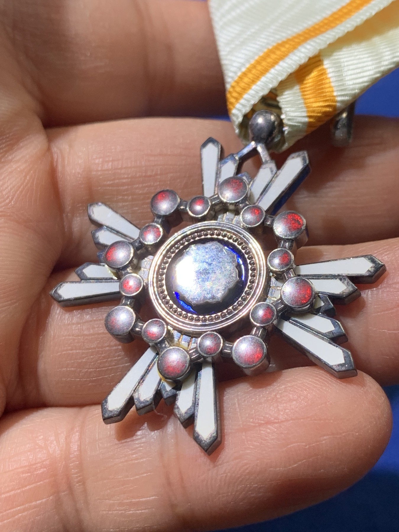 《竞宝斋》第232场-周日，周一 2场 (全场包邮) 日本勋六等瑞宝章一枚，银制，原盒漂亮，整体完整，细节见图