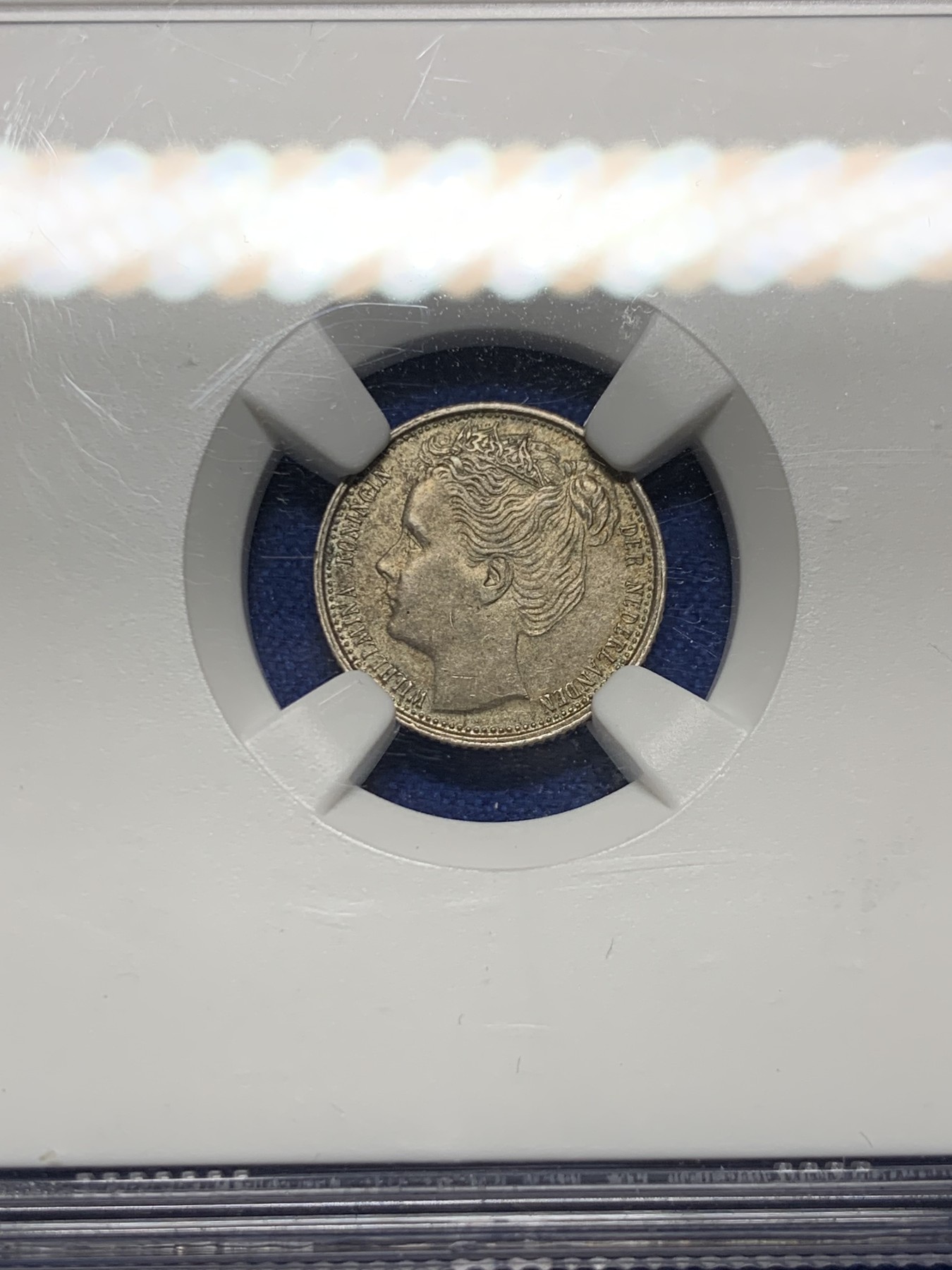 《竞宝斋》第232场-周日，周一 2场 (全场包邮) NGC-MS63 1903年荷兰威廉明娜女王皇冠少女10分银币，稀少乱发版。带皇冠的萝莉头像，高分比长发版更少见。63分参考价125美元