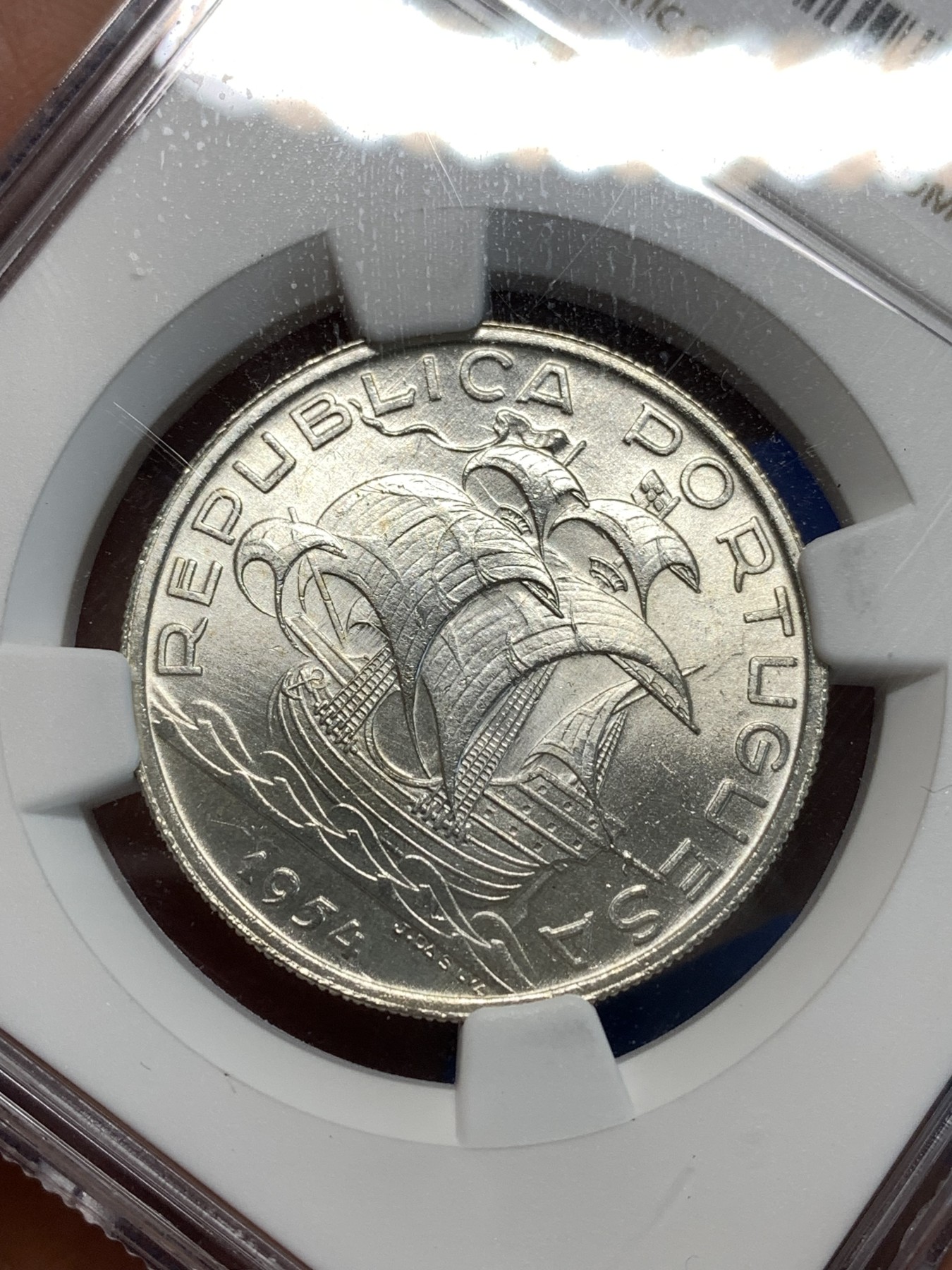 《竞宝斋》第232场-周日，周一 2场 (全场包邮) NGC-UNCD 1954年葡萄牙10E帆船大银币，NGC严评，状态十分精美