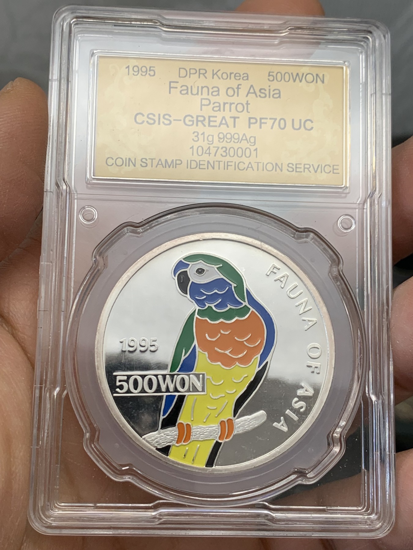 《竞宝斋》第232场-周日，周一 2场 (全场包邮) CSIS PF70UC 1995年朝鲜中央造币厂发型国徽版鹦鹉彩色精制银币，1OZ，31克，999银，完美品质，大热品种！