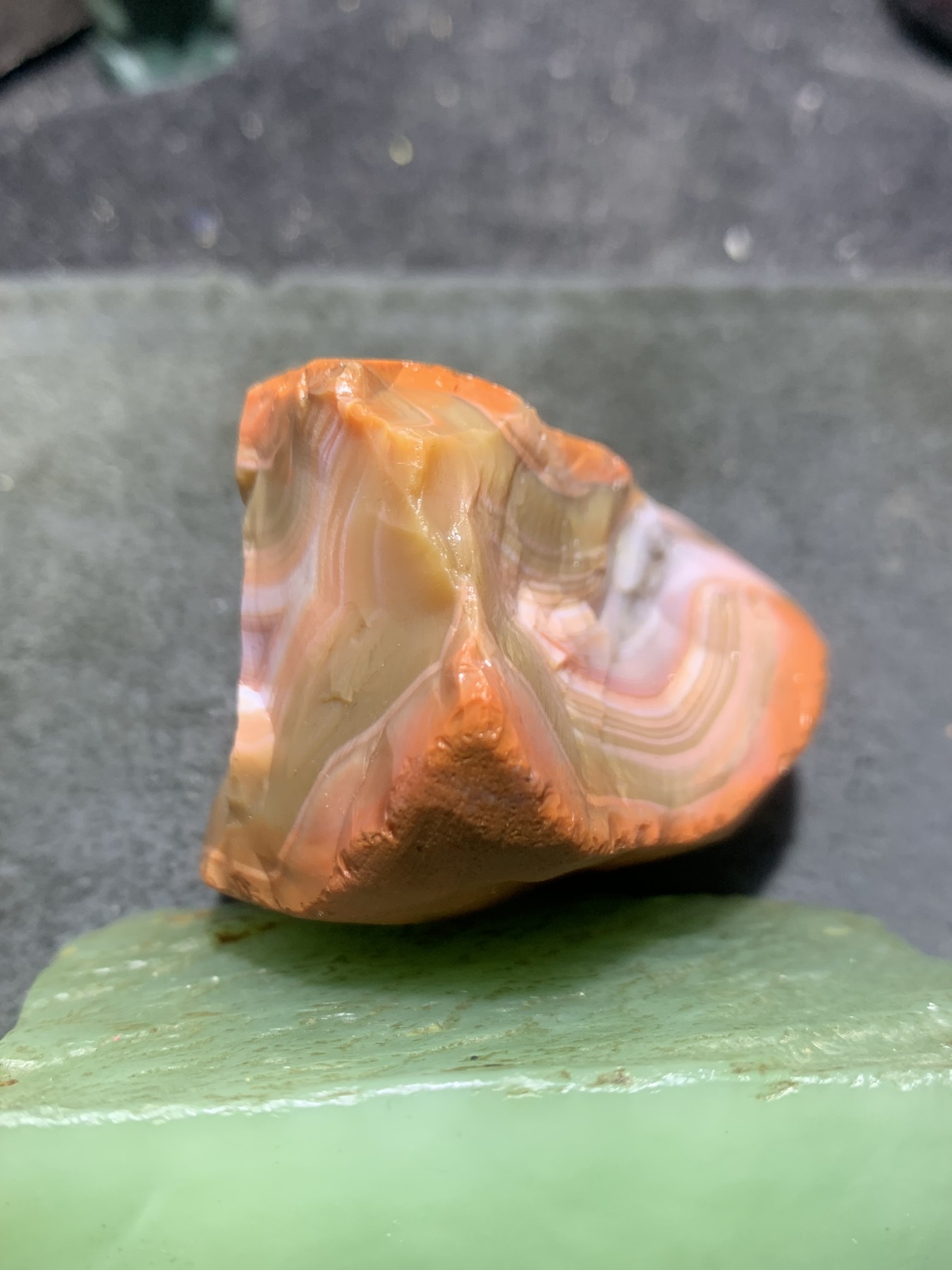 精美柿子红冰飘千层纹南红玛瑙明料原石一颗，