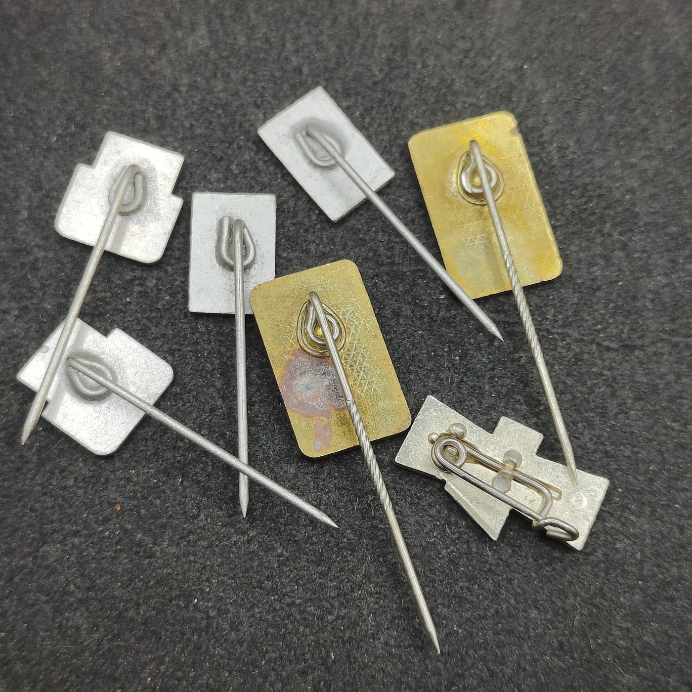 全场0元起拍 第124期 咸鱼国勋章拍卖专场 1月10日（周三）下午6：00开始 东德徽章一组7个