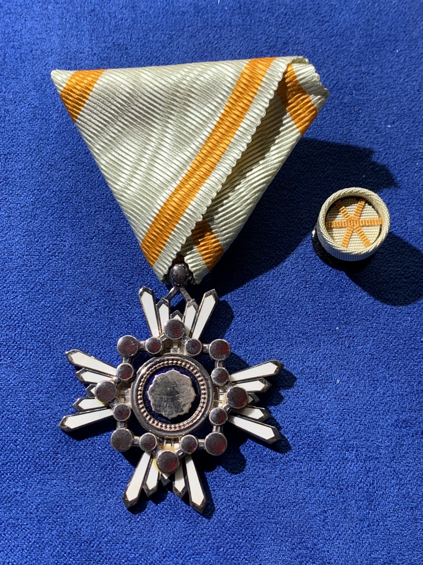 《竞宝斋》第232场-周日，周一 2场 (全场包邮) 日本勋六等瑞宝章一枚，银制，原盒漂亮，整体完整，细节见图