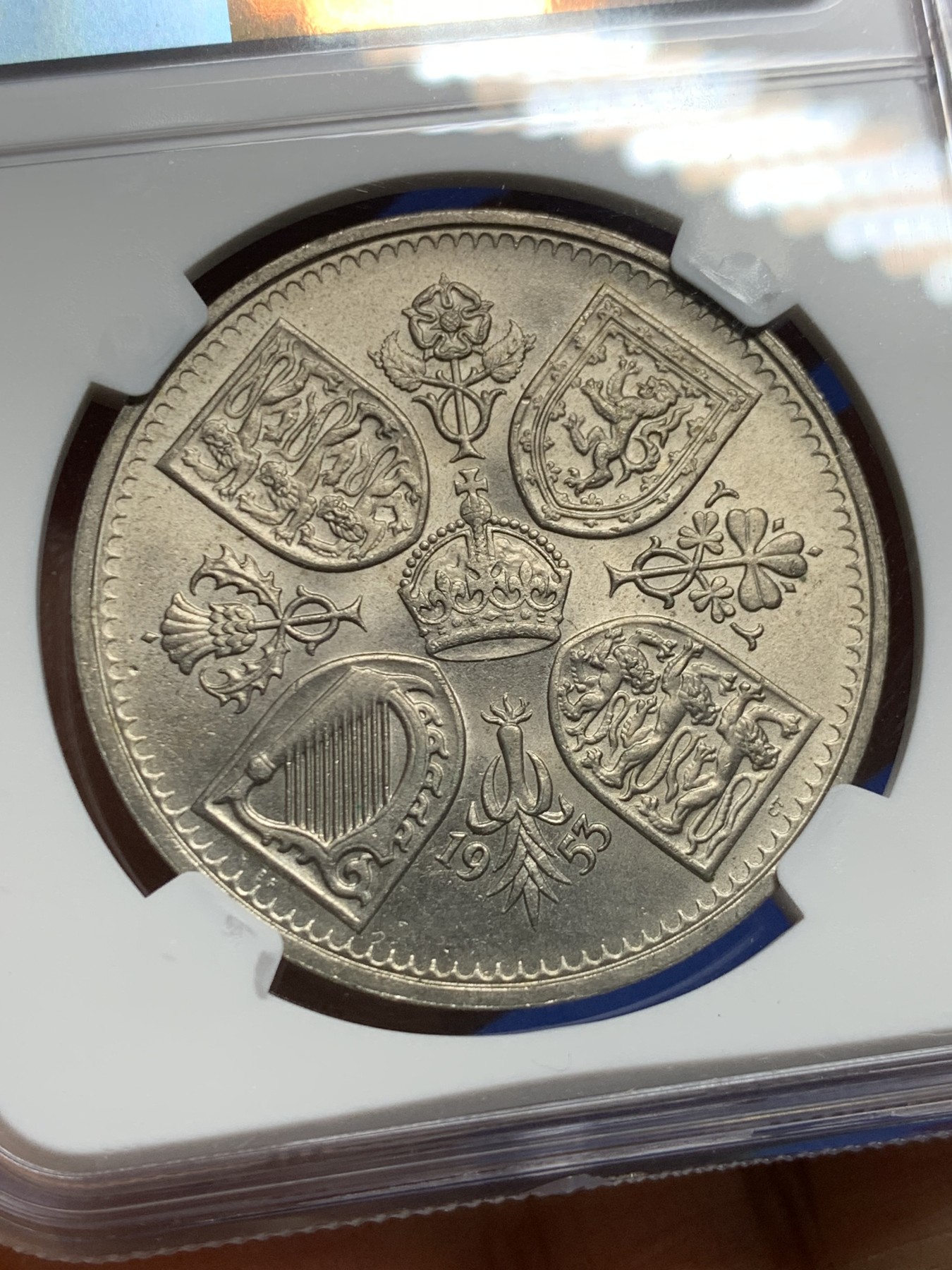 《竞宝斋》第232场-周日，周一 2场 (全场包邮) NGC MS64 英国1953年伊丽莎白二世登基纪念克朗 淡包浆 强光 有点低评了