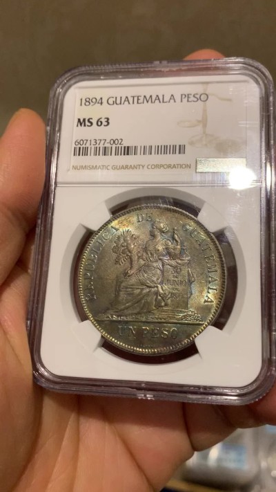 《竞宝斋》第232场-周日，周一 2场 (全场包邮) NGC MS63 危地马拉1894年1比索 绚丽五彩包浆 正反转光 状态难得