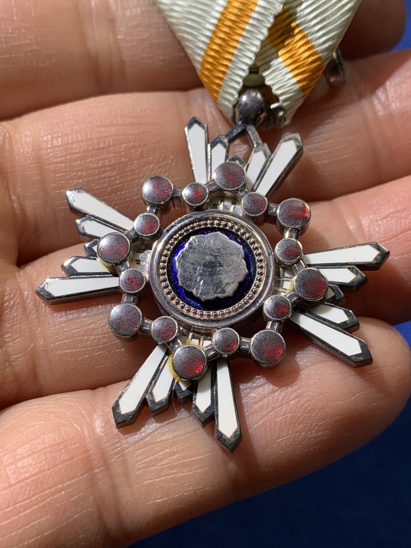 《竞宝斋》第232场-周日，周一 2场 (全场包邮) 日本勋六等瑞宝章一枚，银制，原盒漂亮，整体完整，细节见图