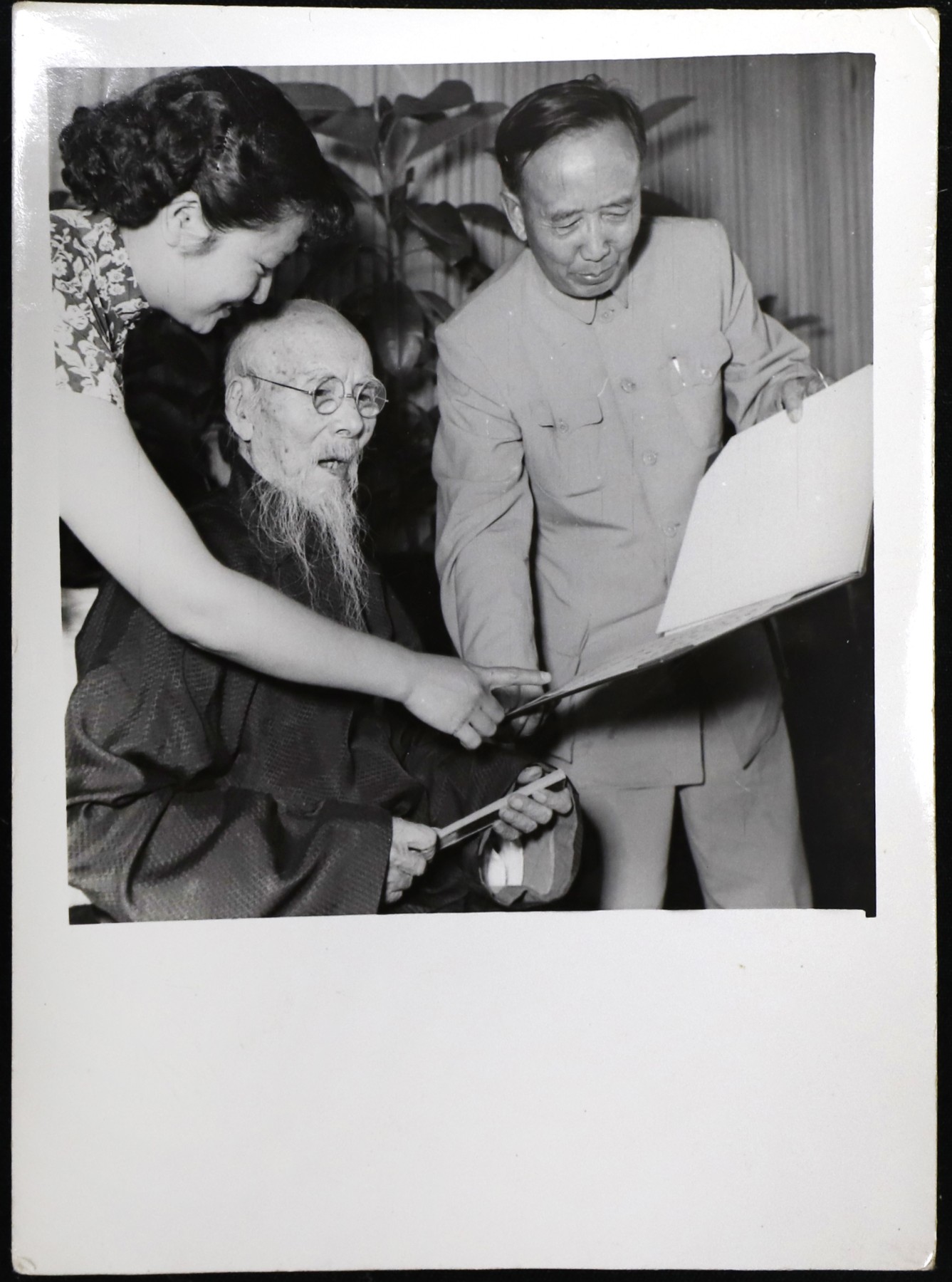 华宇2023年秋季拍卖会-纸杂专场 1956年，画家齐白石先生接受国际和平奖，由郭沫若代表颁奖时合影照片。照片中女子为五子二妻，尺寸：8×10.5cm