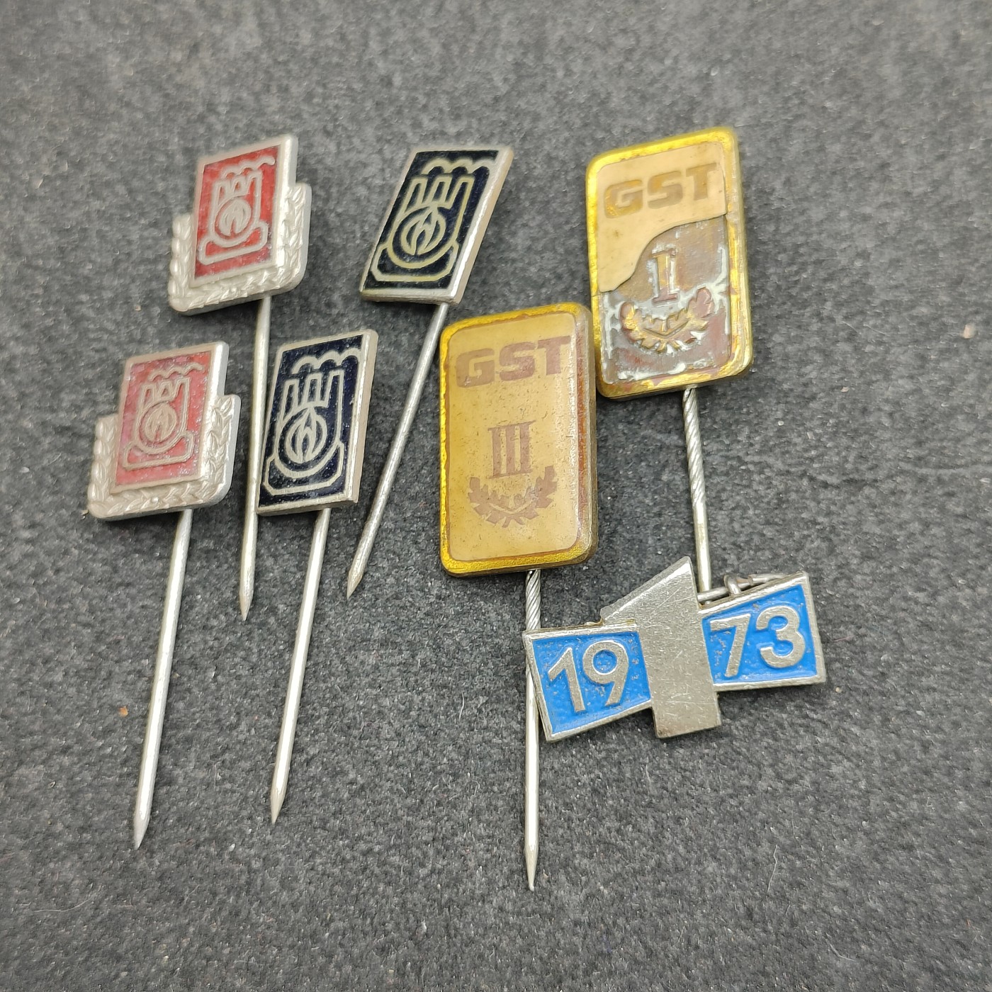 全场0元起拍 第124期 咸鱼国勋章拍卖专场 1月10日（周三）下午6：00开始 东德徽章一组7个