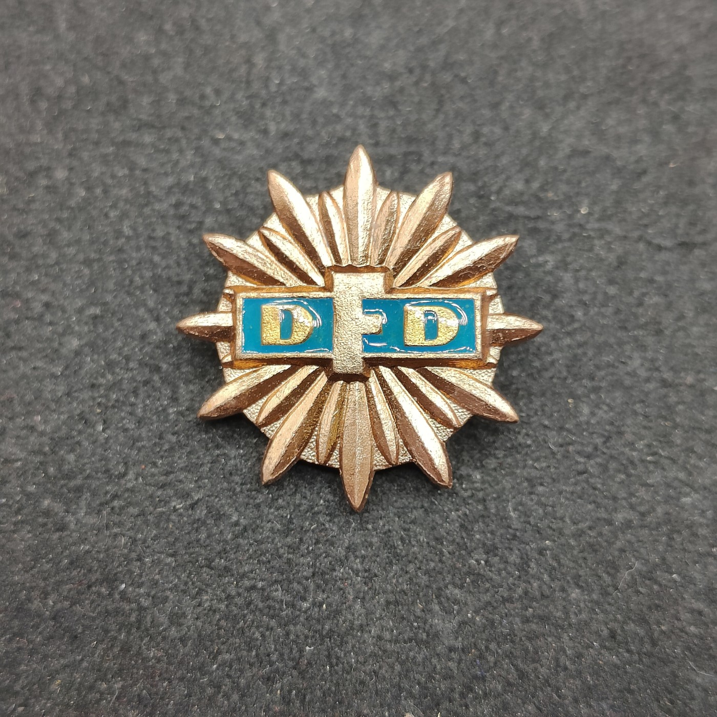 全场0元起拍 第124期 咸鱼国勋章拍卖专场 1月10日（周三）下午6：00开始 东德民主妇女联盟奖章