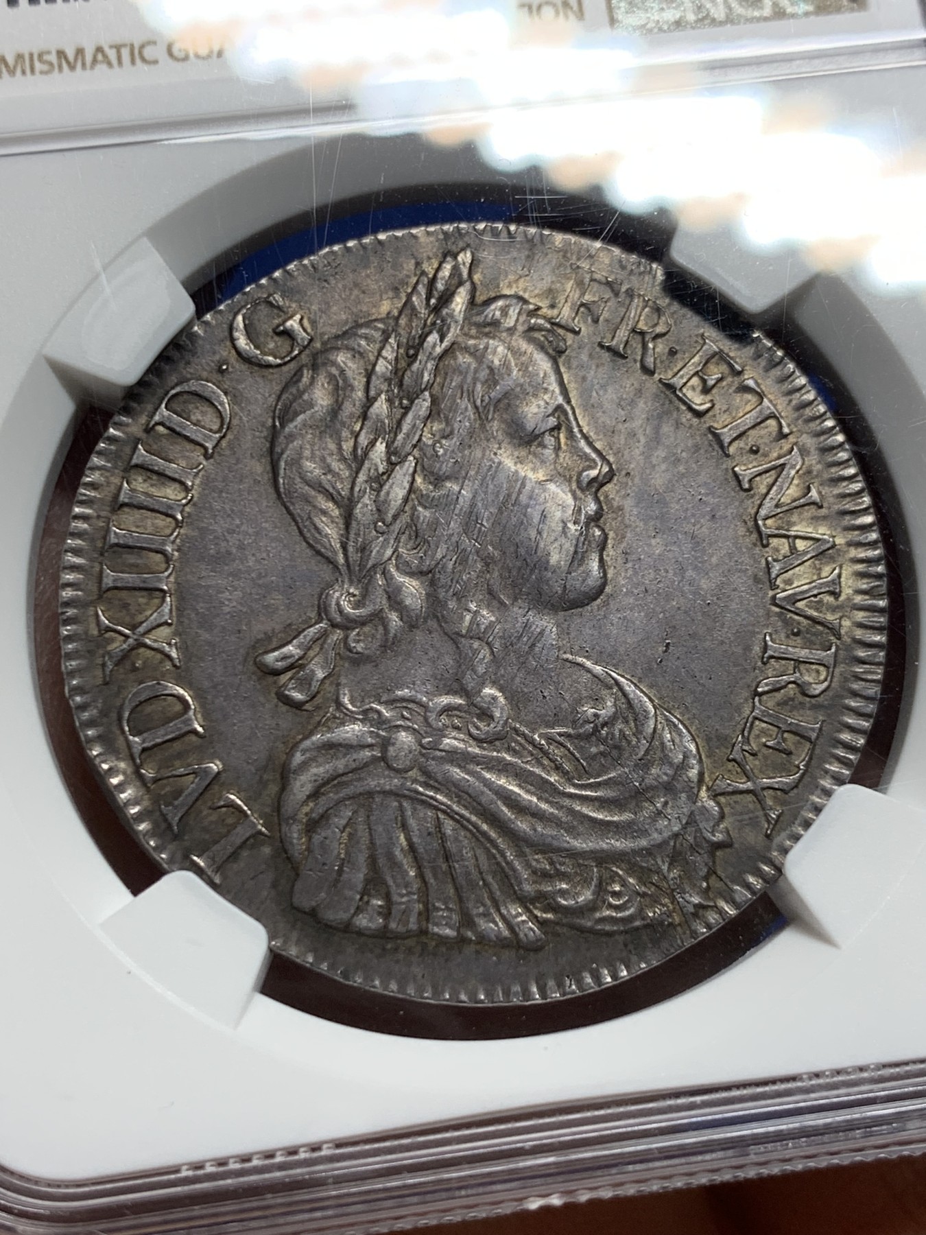 《竞宝斋》第232场-周日，周一 2场 (全场包邮) NGC-AU53 1648K法国路易十四埃居大银，青年太阳王头像大银，年轻的欧陆霸主。欧洲熟美黑彩，味道一流，状态更胜分数！