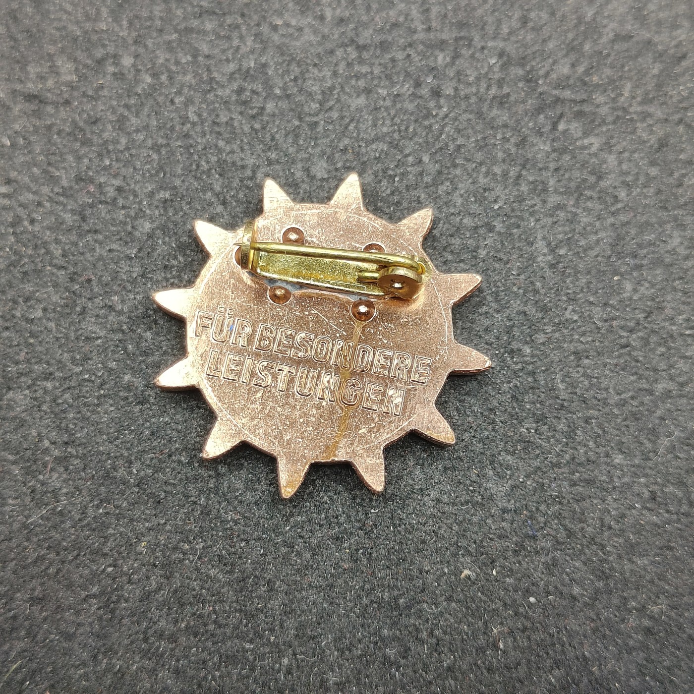 全场0元起拍 第124期 咸鱼国勋章拍卖专场 1月10日（周三）下午6：00开始 东德民主妇女联盟奖章