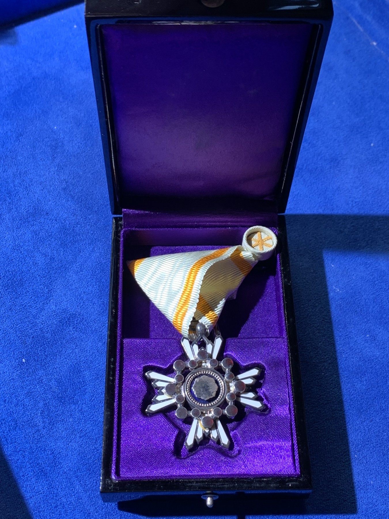 《竞宝斋》第232场-周日，周一 2场 (全场包邮) 日本勋六等瑞宝章一枚，银制，原盒漂亮，整体完整，细节见图