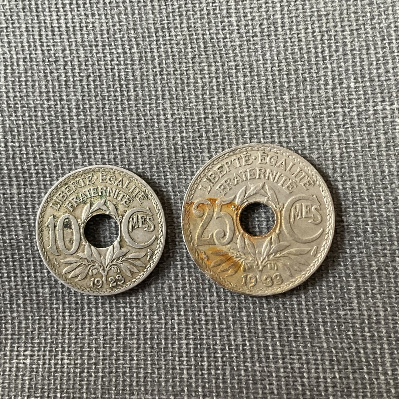 外国硬币二场2024-1-7 法国中孔钱币两枚