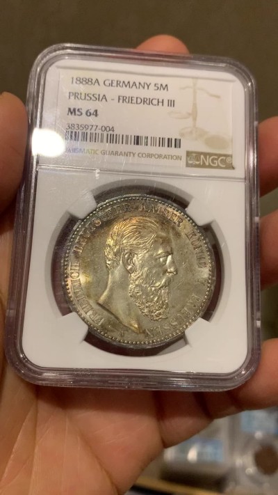 《竞宝斋》第232场-周日，周一 2场 (全场包邮) NGC-MS64 1888 三皇之年德国普鲁士腓特烈三世5马克 双面五彩包浆 丝绸底板