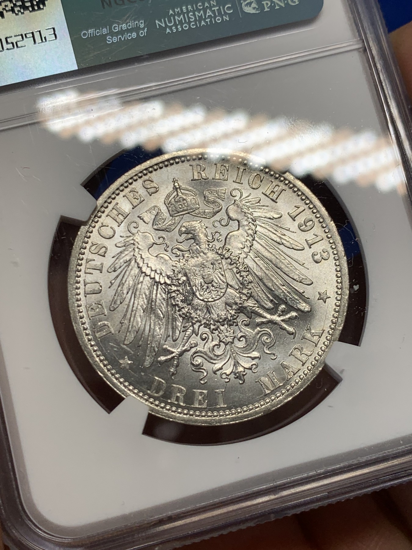 《竞宝斋》第232场-周日，周一 2场 (全场包邮) NGC-MS62 德国 普鲁士 1913年 威廉二世军装花枝3马克银币 压力十足转光感炫目