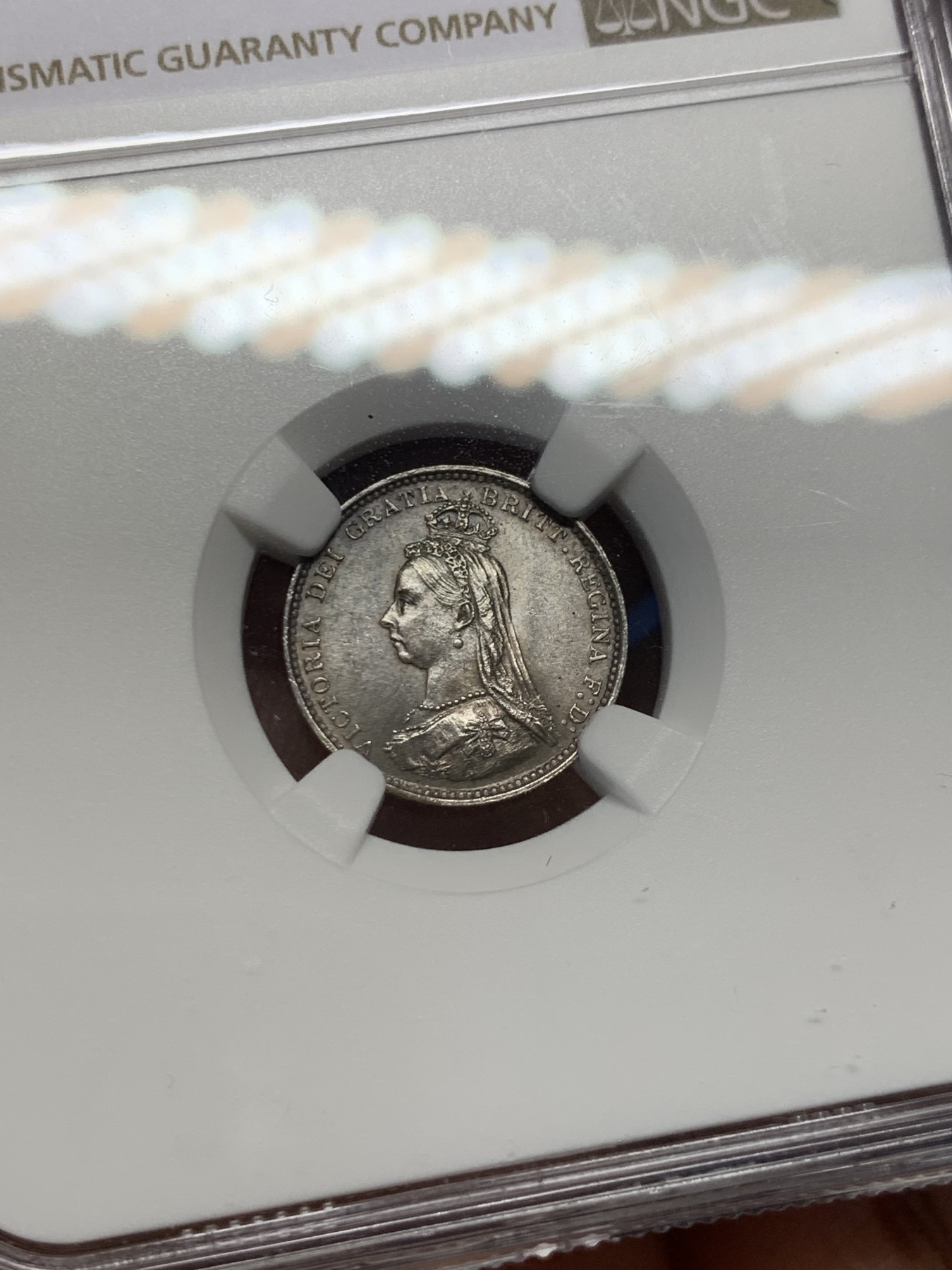 《竞宝斋》第232场-周日，周一 2场 (全场包邮) NGC MS63 1887年维多利亚高冠3便士银币 原味深五彩 带点镜面感 底板丝滑 漂亮的转光