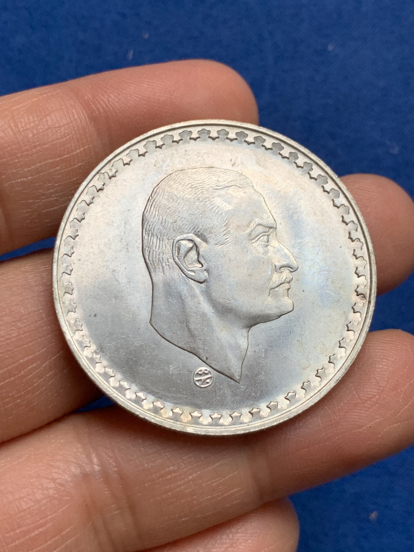 《竞宝斋》第232场-周日，周一 2场 (全场包邮) 埃及1970年纳赛尔总统头像1镑大银币，原光可评级好品相