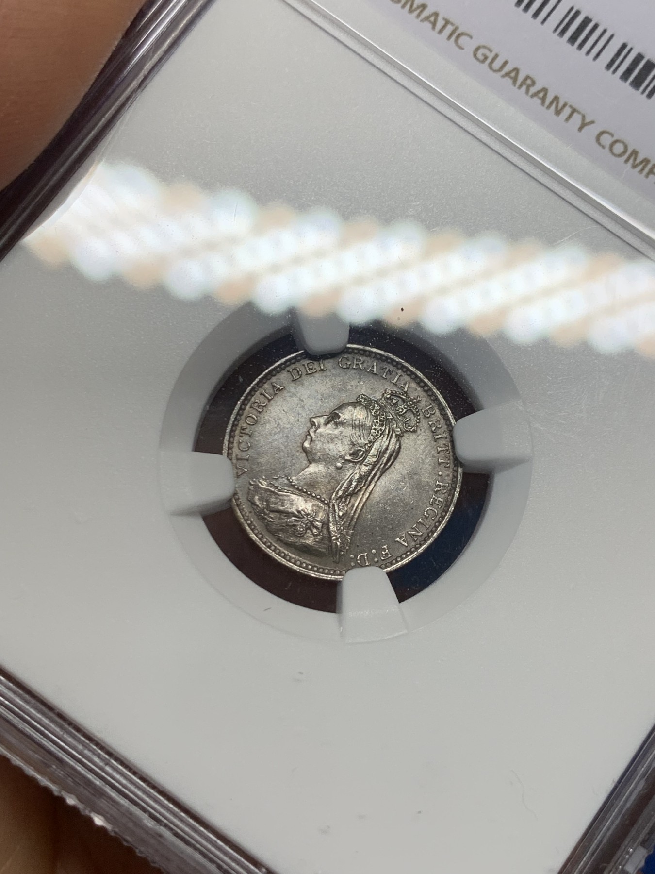 《竞宝斋》第232场-周日，周一 2场 (全场包邮) NGC MS63 1887年维多利亚高冠3便士银币 原味深五彩 带点镜面感 底板丝滑 漂亮的转光