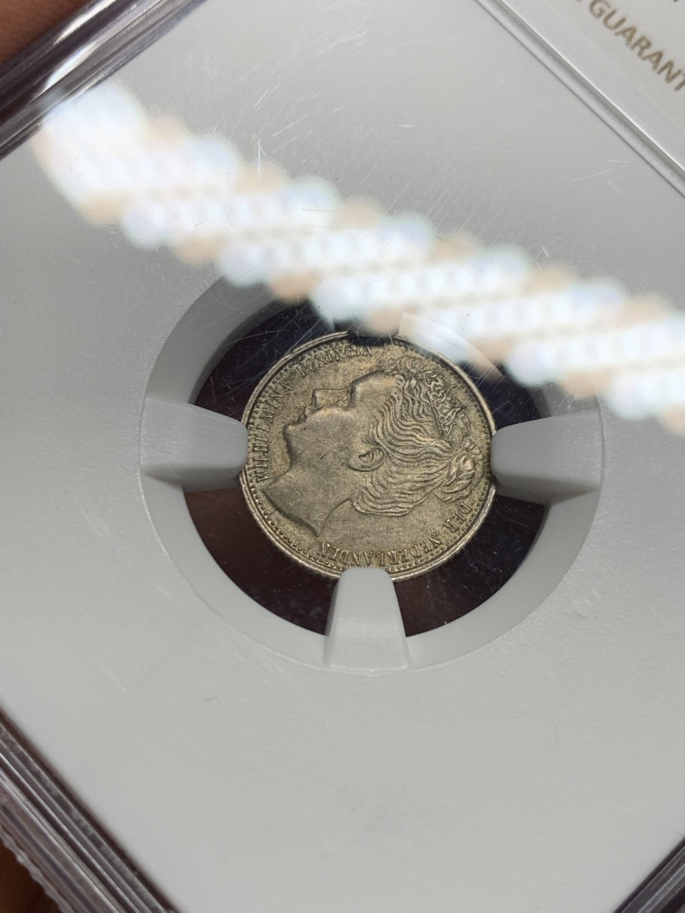 《竞宝斋》第232场-周日，周一 2场 (全场包邮) NGC-MS63 1903年荷兰威廉明娜女王皇冠少女10分银币，稀少乱发版。带皇冠的萝莉头像，高分比长发版更少见。63分参考价125美元