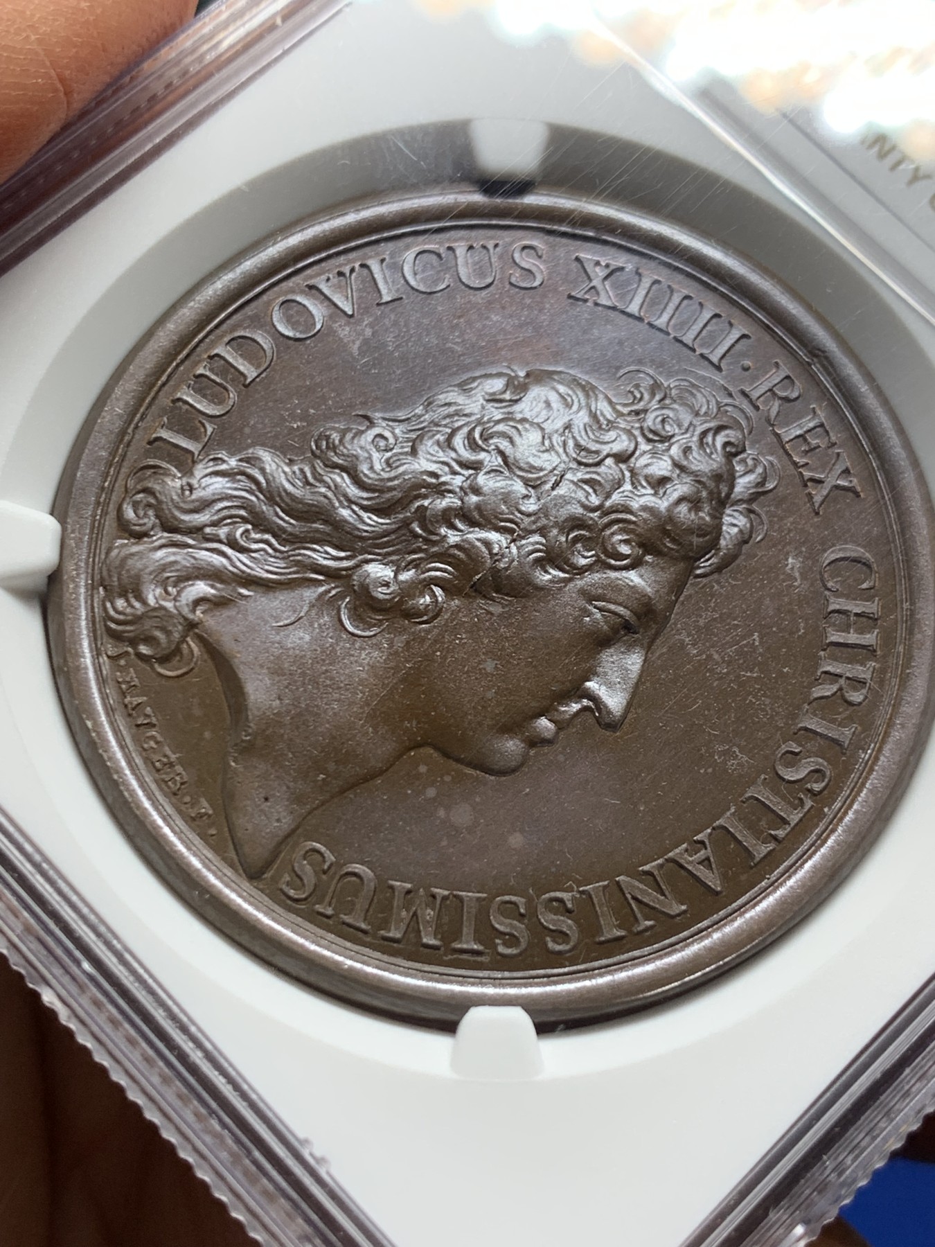 《竞宝斋》第232场-周日，周一 2场 (全场包邮) 唯一冠军分 NGC MS65 法国1672年太阳王路易十四军队撤退铜章