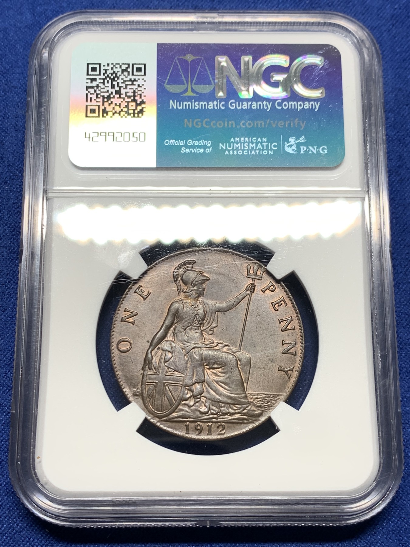 《竞宝斋》第232场-周日，周一 2场 (全场包邮) NGC MS64BN 英国1912年乔治五世1便士大铜币 乔五发行的第二年 早期高品不多 巧克力颜色缎面光泽